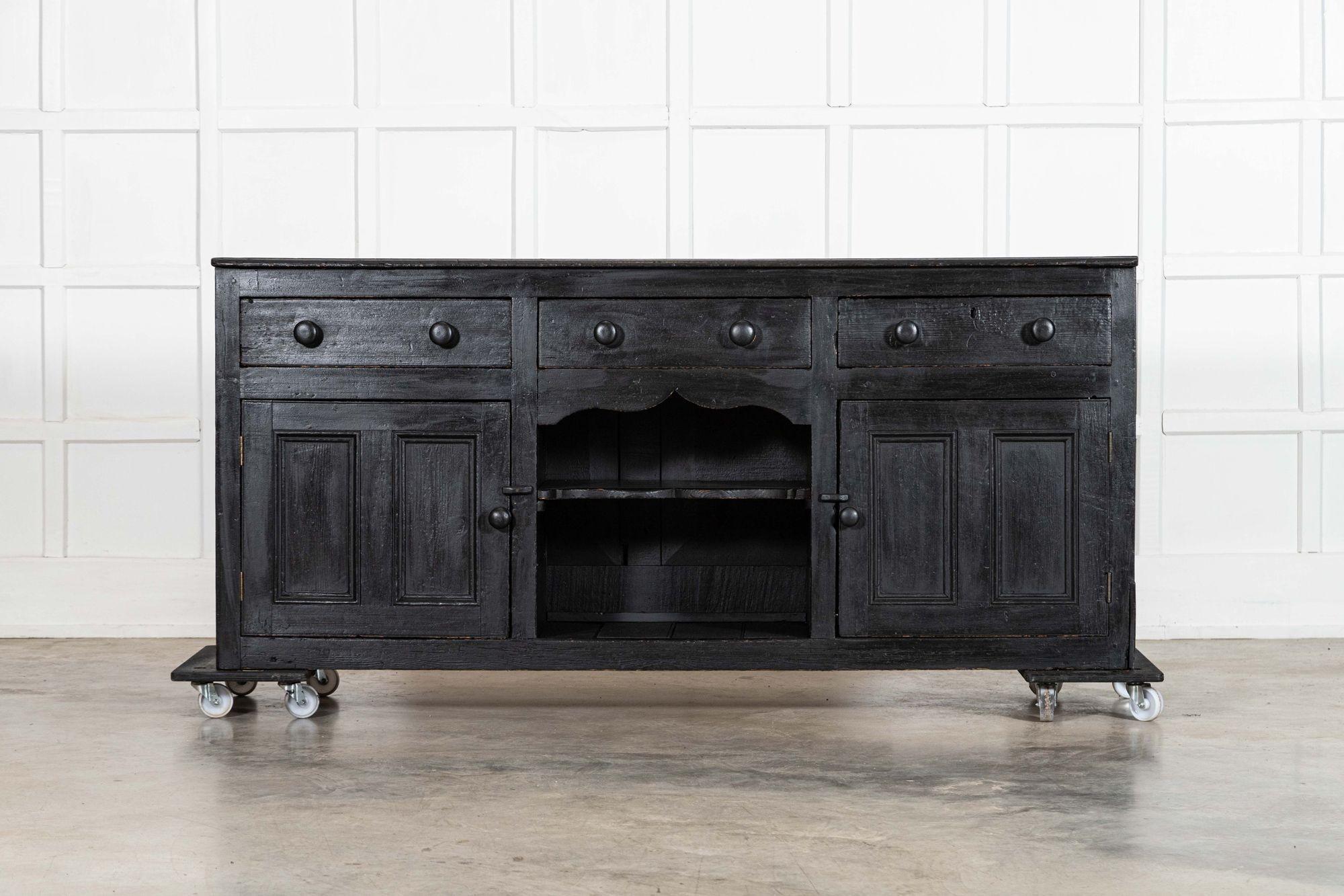 vers 1840
Base de commode en pin ébonisé du 19e siècle, de style champêtre anglais

sku 989
L198,5 x P50,5 x H89 cm
Profondeur de l'étagère intérieure droite 36 cm
Profondeur de l'étagère intérieure gauche 41 cm
Profondeur de l'étagère centrale 43