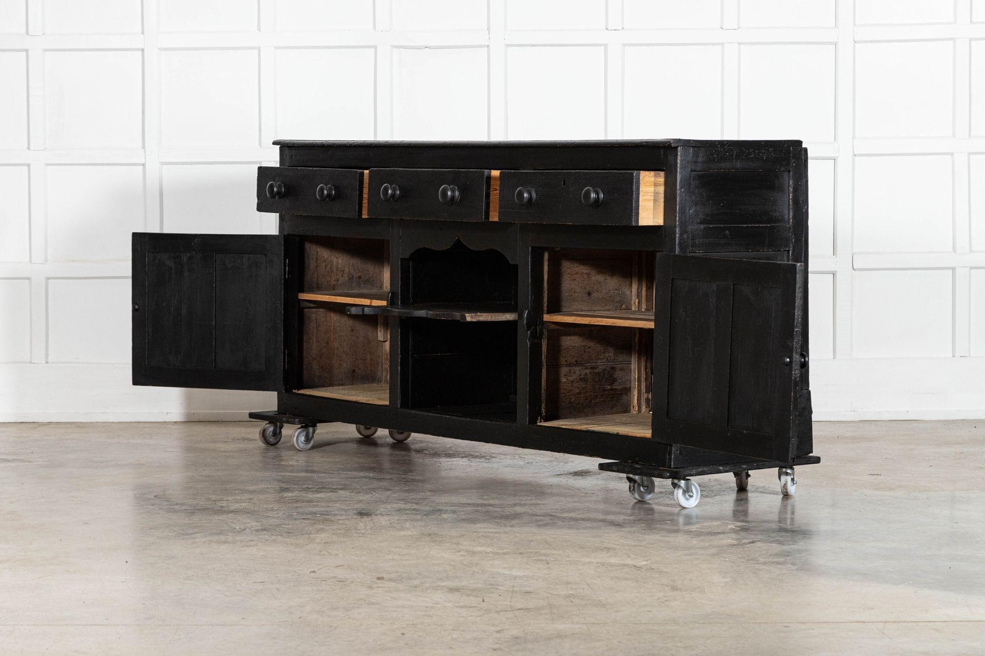 Pin Base de commode en pin ébonisé du 19e siècle, de style champêtre anglais en vente