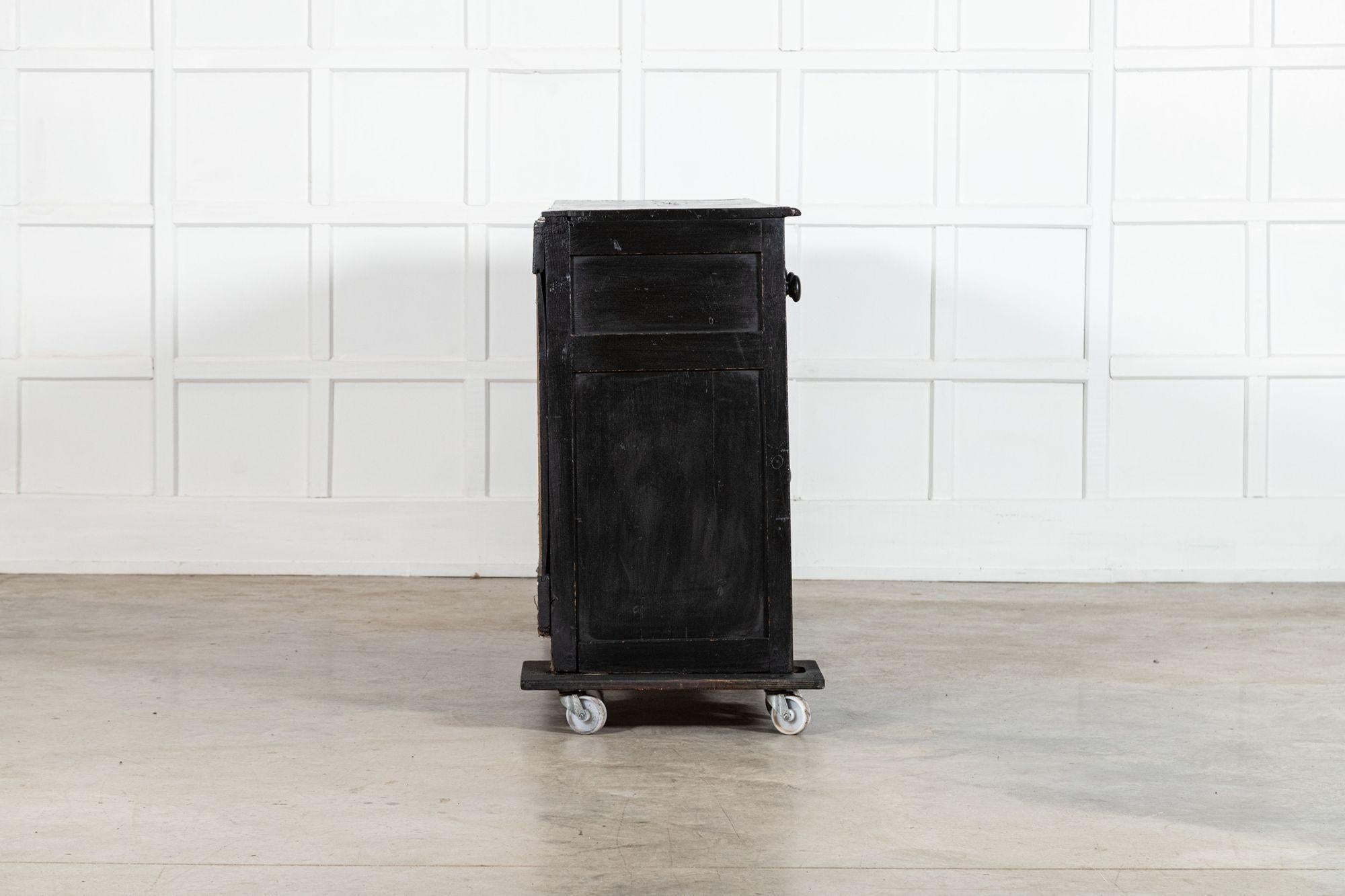 Base de commode en pin ébonisé du 19e siècle, de style champêtre anglais en vente 1