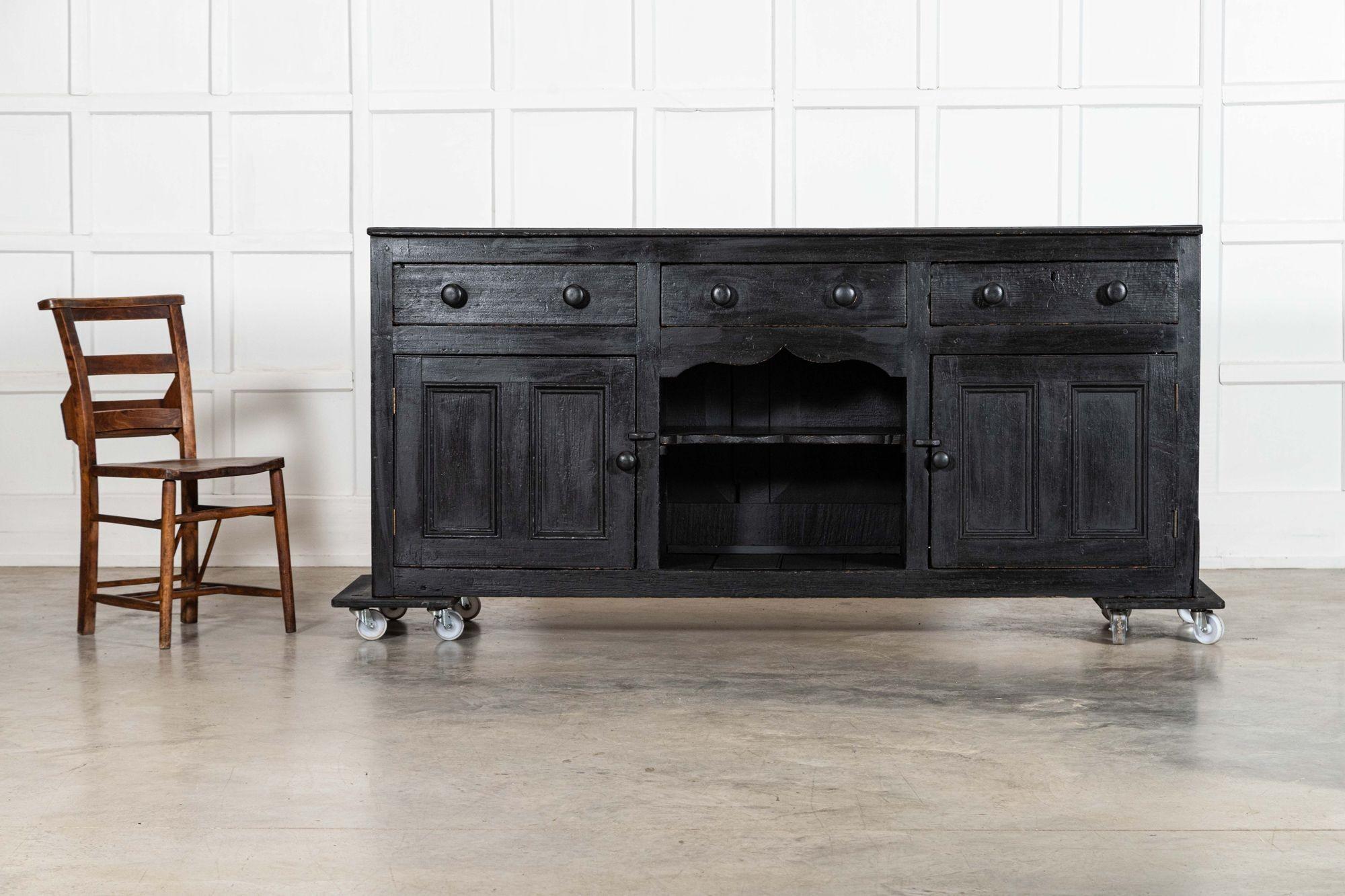Base de commode en pin ébonisé du 19e siècle, de style champêtre anglais en vente 2