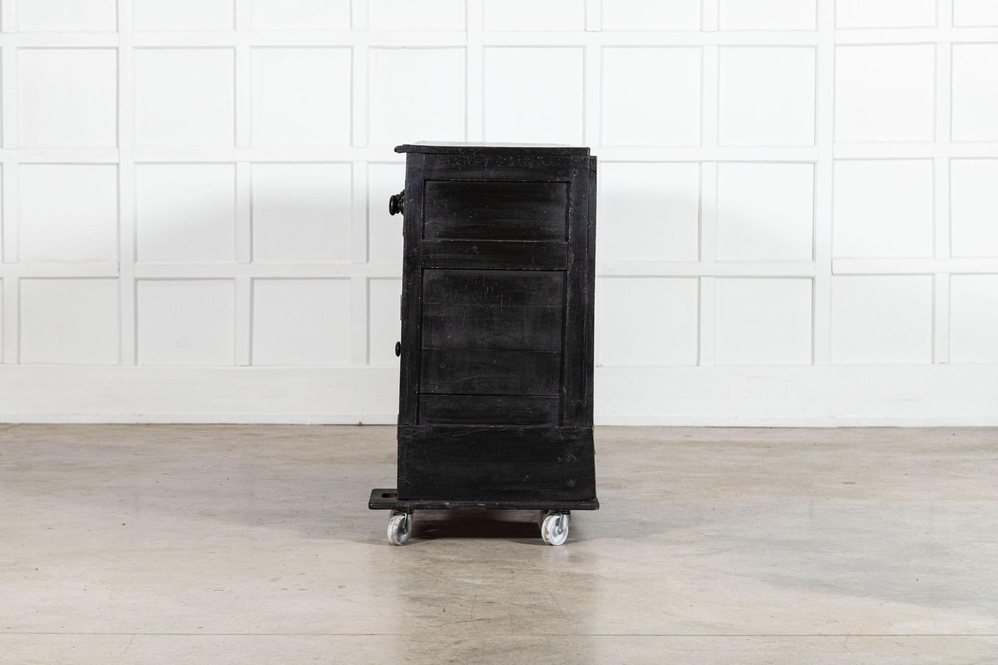 Base de commode en pin ébonisé du 19e siècle, de style champêtre anglais en vente 4
