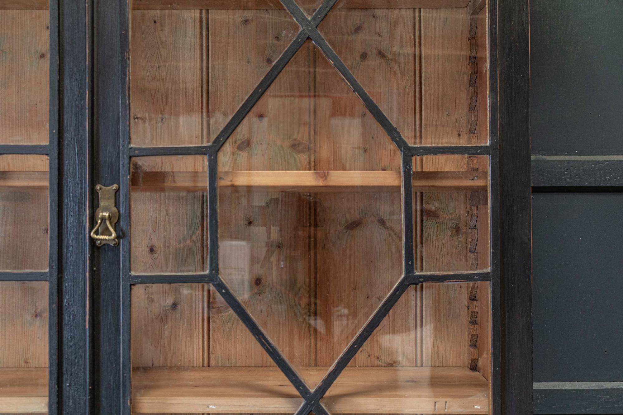 Bibliothèque, vitrine ou commode anglaise du 19ème siècle en ébène émaillé Astral 2