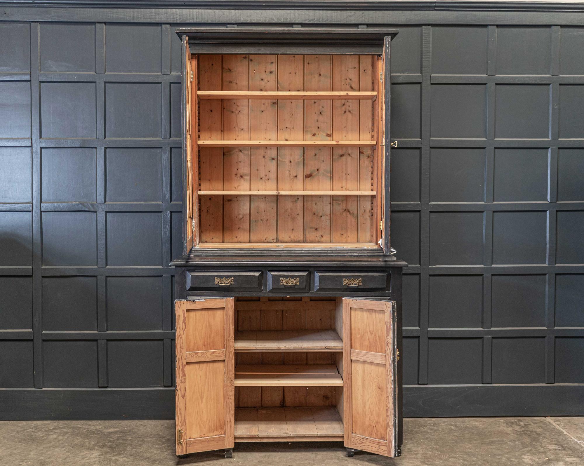 bibliothèque ou vitrine ou buffet anglais du XIXe siècle, en bois d'ébène et vernis astral,
vers 1860.

Les côtés, les portes et les tiroirs sont ornés de panneaux détaillés. Avec 11 tiroirs à queue d'aronde et des étagères de rangement avec des