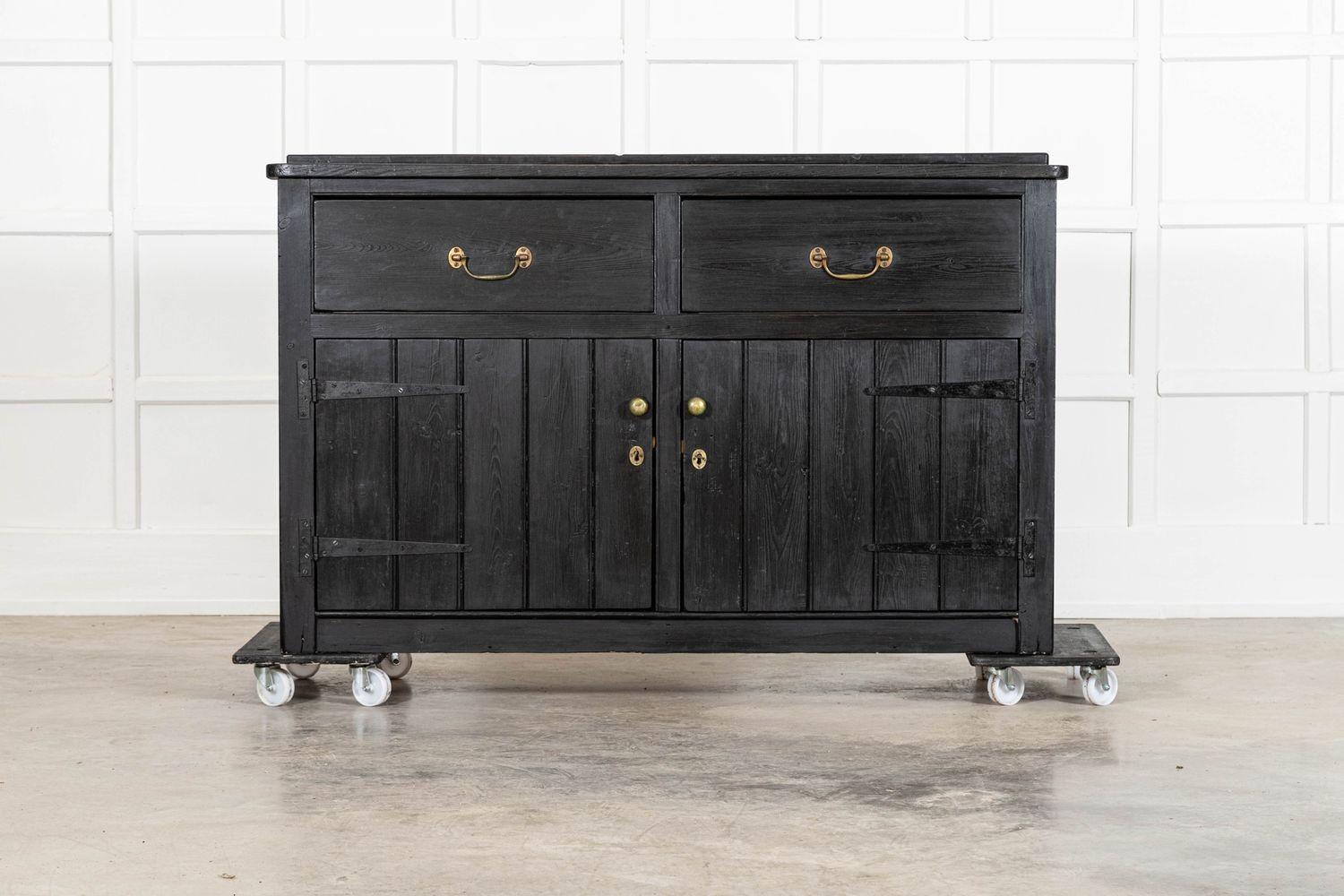 1850 circa
Base per cassettiera in pino rustico ebanizzato del 19° secolo
sku 928
W158 x D46 x H96 cm
Profondità interna del ripiano 41 cm
Peso 69Kg