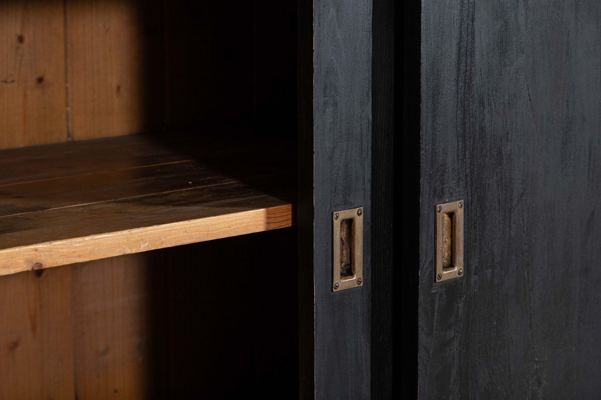 Armoire de ménage anglaise en pin ébonisé du 19e siècle en vente 5