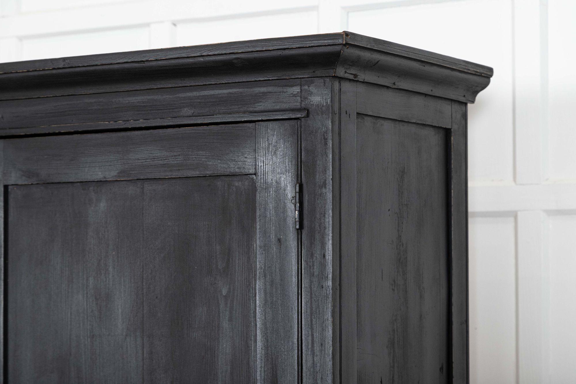 Armoire de ménage anglaise en pin ébonisé du 19e siècle en vente 6