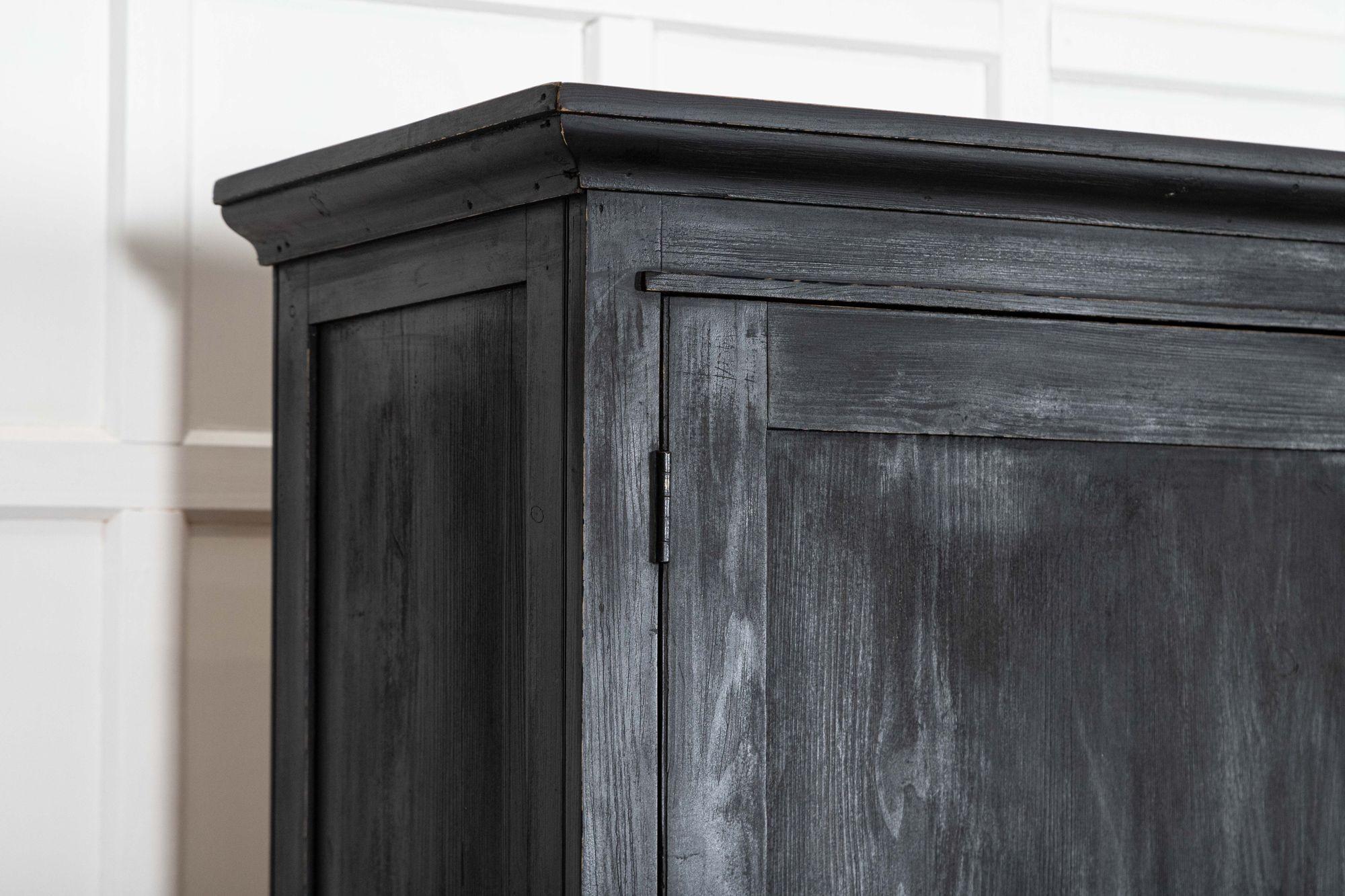 Armoire de ménage anglaise en pin ébonisé du 19e siècle en vente 8