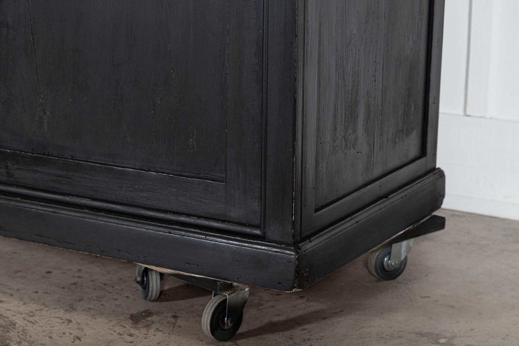Armoire de ménage anglaise en pin ébonisé du 19e siècle en vente 10