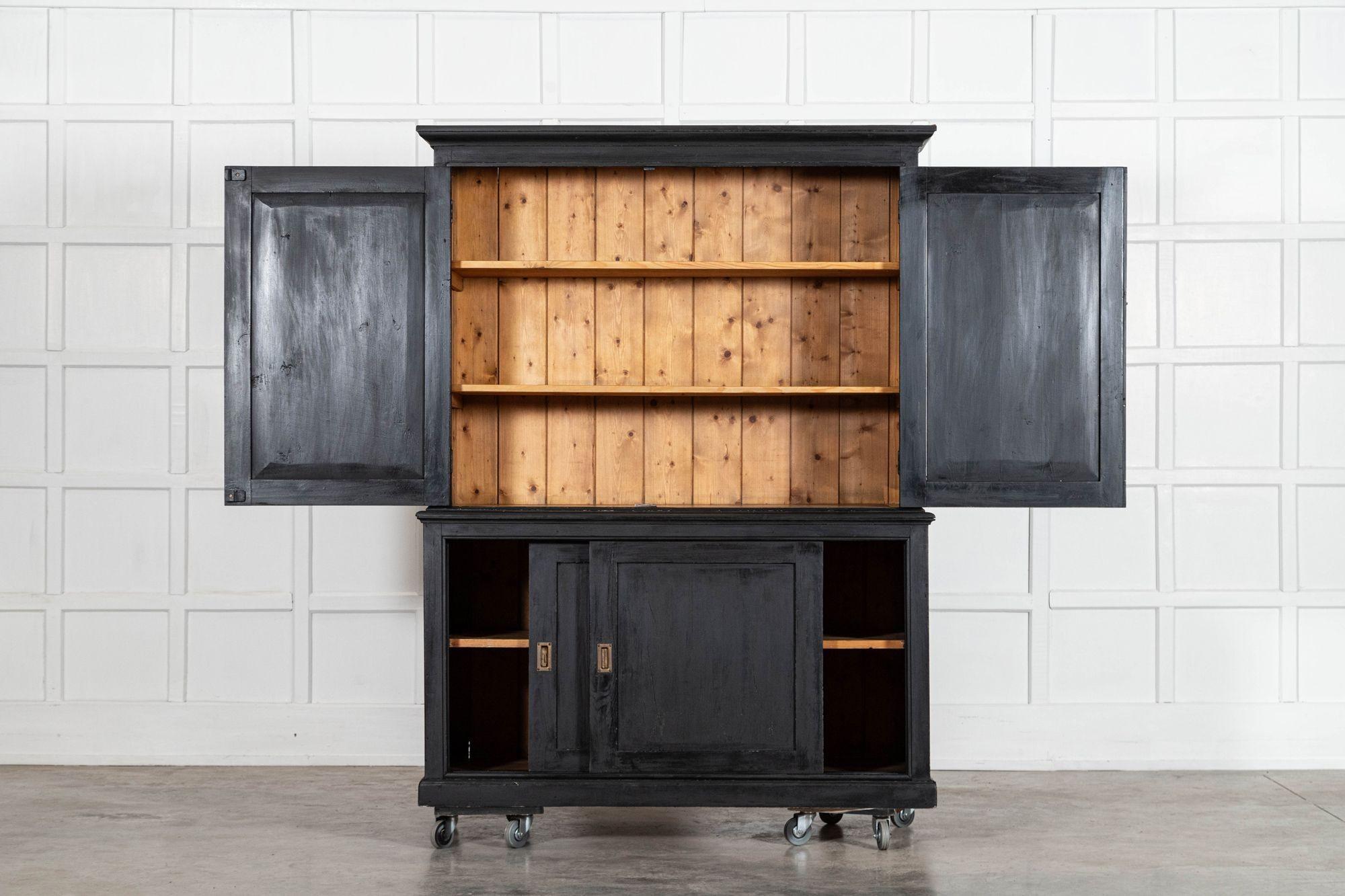 vers 1880
Armoire de ménage anglaise en pin ébonisé du 19e siècle

sku 1027
Ensemble L140,5 x P60 x H183,5 cm
Base L137,5 x P60 x H78,5 cm
Profondeur de l'étagère intérieure de la base 48.5 cm
Dessus L140,5 x P48,5 x H105 cm
Profondeur de l'étagère