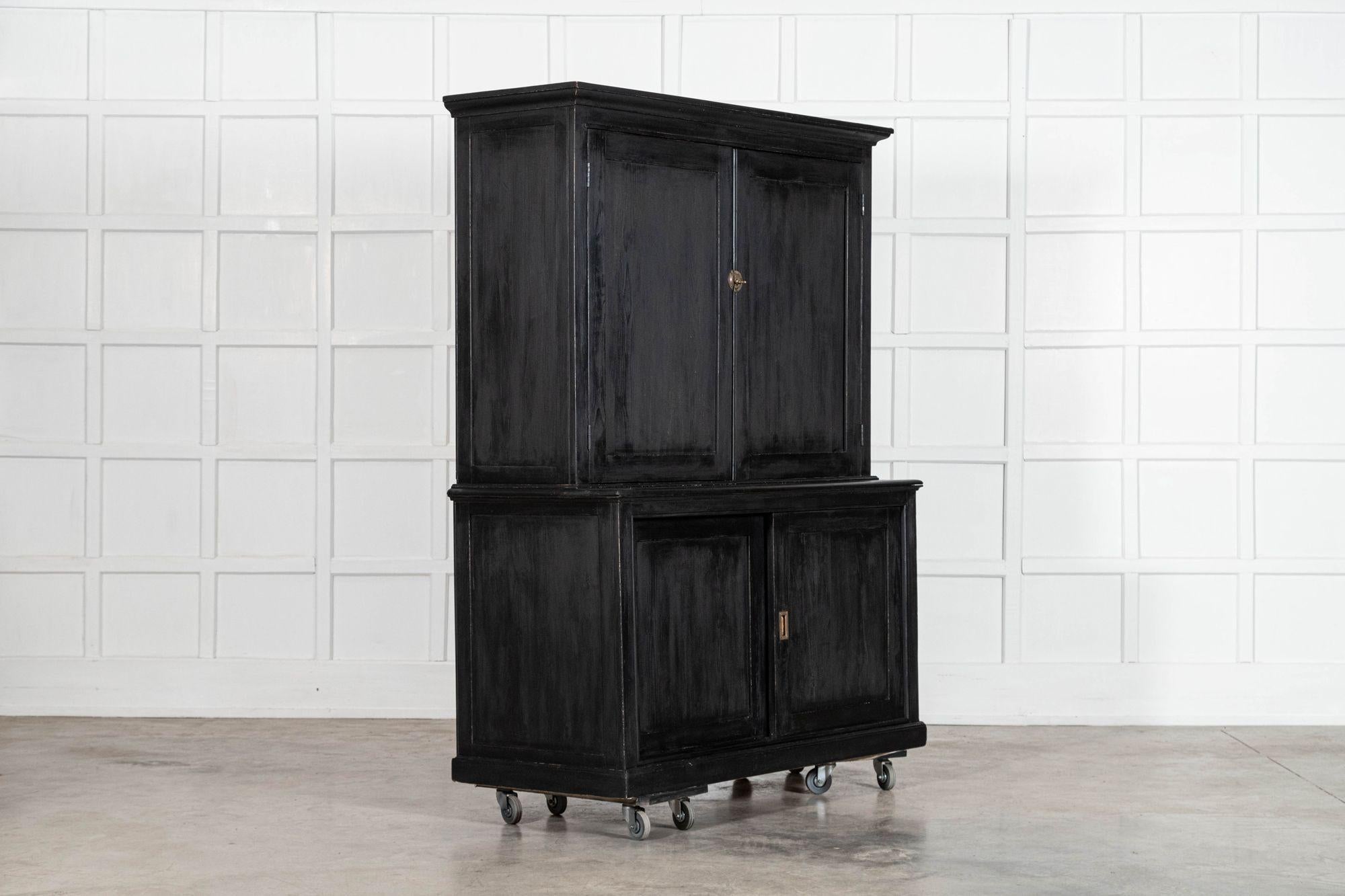 Armoire de ménage anglaise en pin ébonisé du 19e siècle Bon état - En vente à Staffordshire, GB