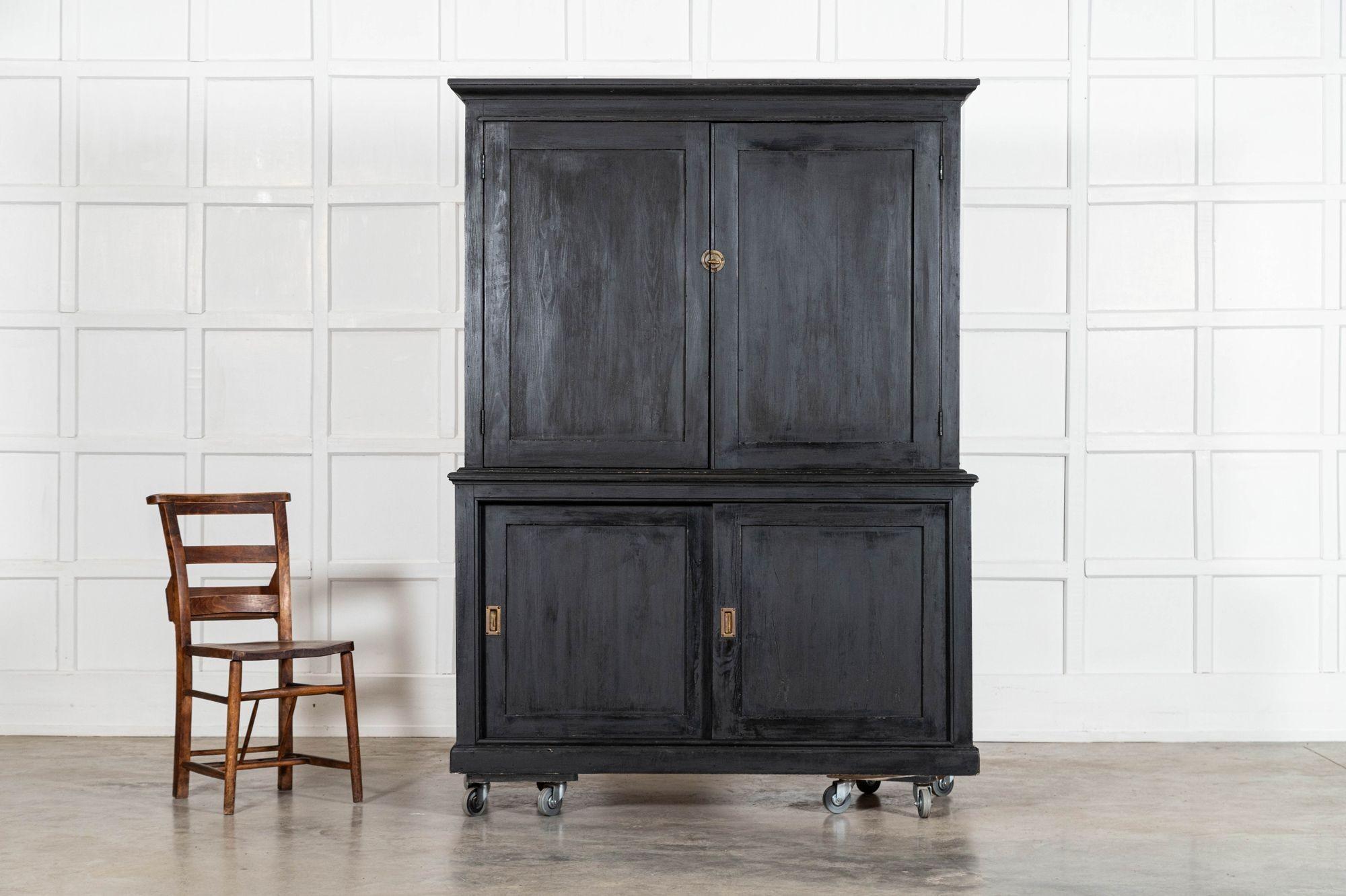 XIXe siècle Armoire de ménage anglaise en pin ébonisé du 19e siècle en vente