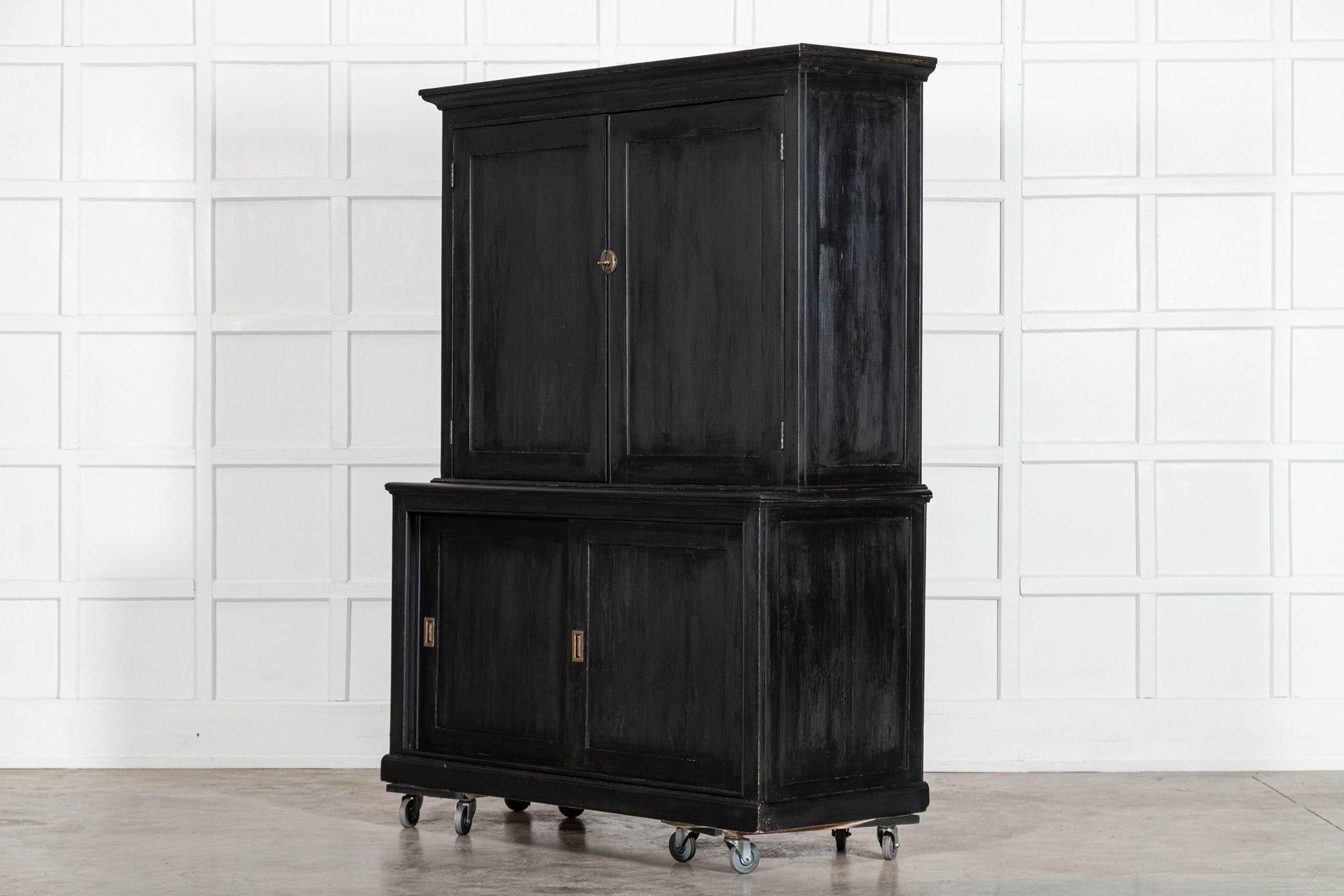 Pin Armoire de ménage anglaise en pin ébonisé du 19e siècle en vente