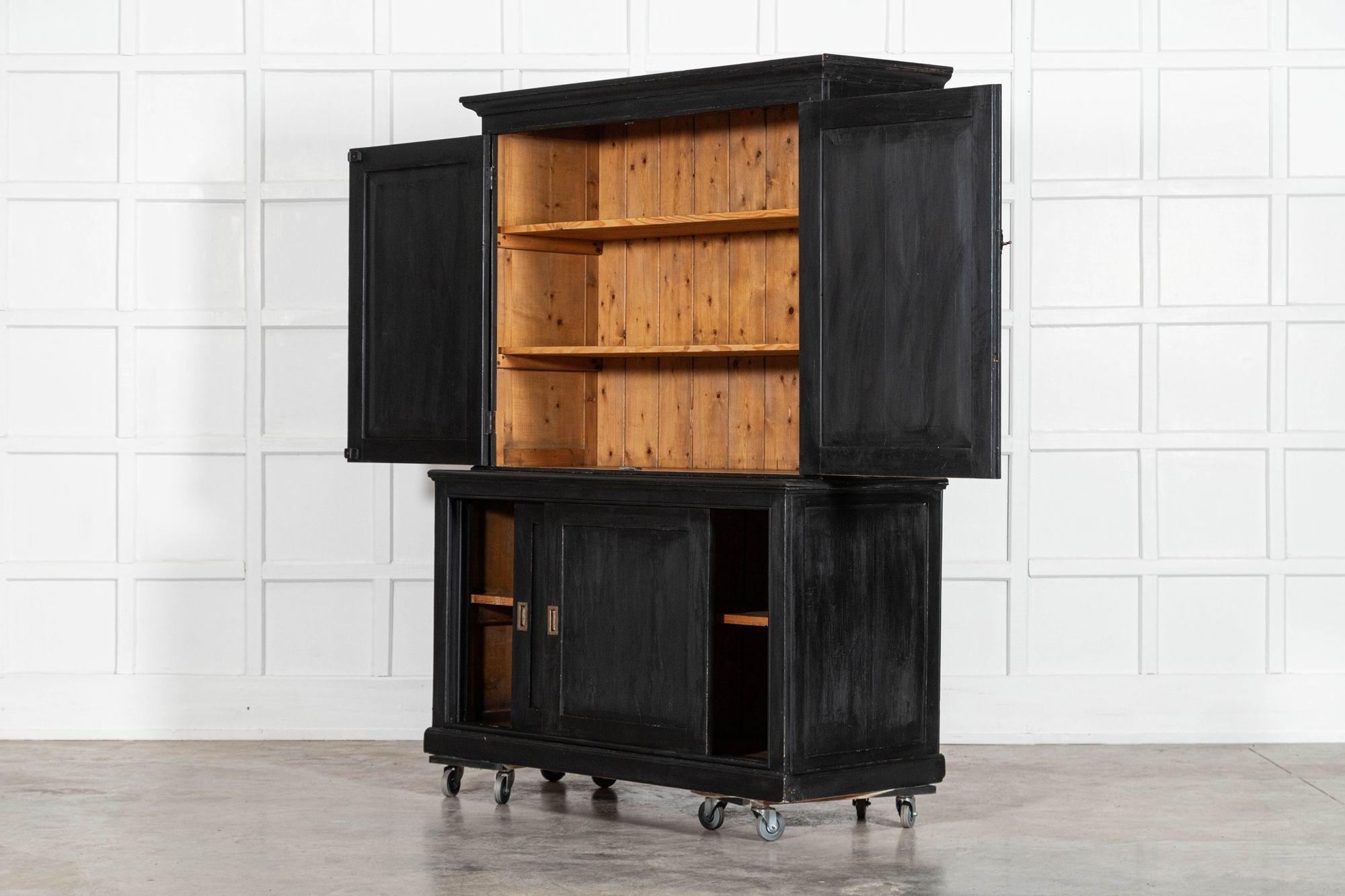 Armoire de ménage anglaise en pin ébonisé du 19e siècle en vente 1