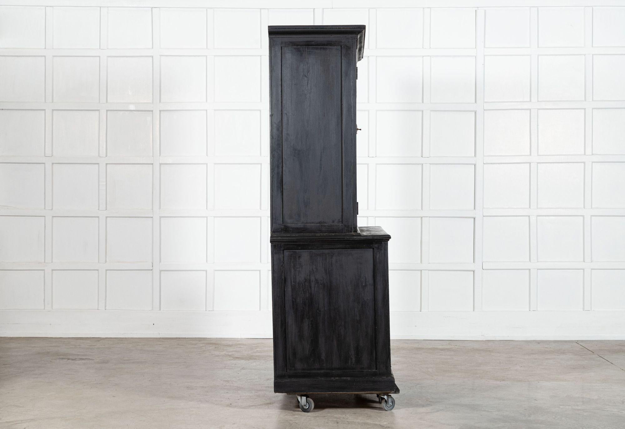 Armoire de ménage anglaise en pin ébonisé du 19e siècle en vente 3