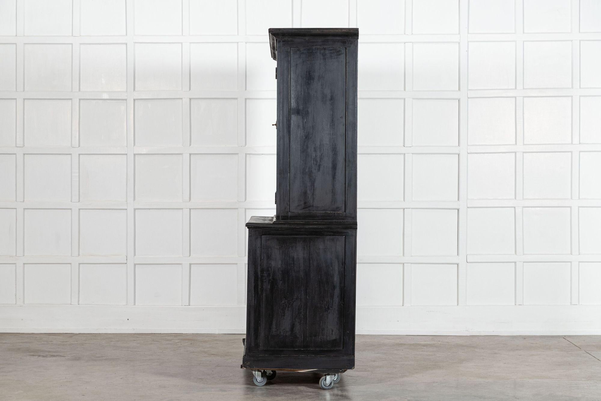 Armoire de ménage anglaise en pin ébonisé du 19e siècle en vente 4