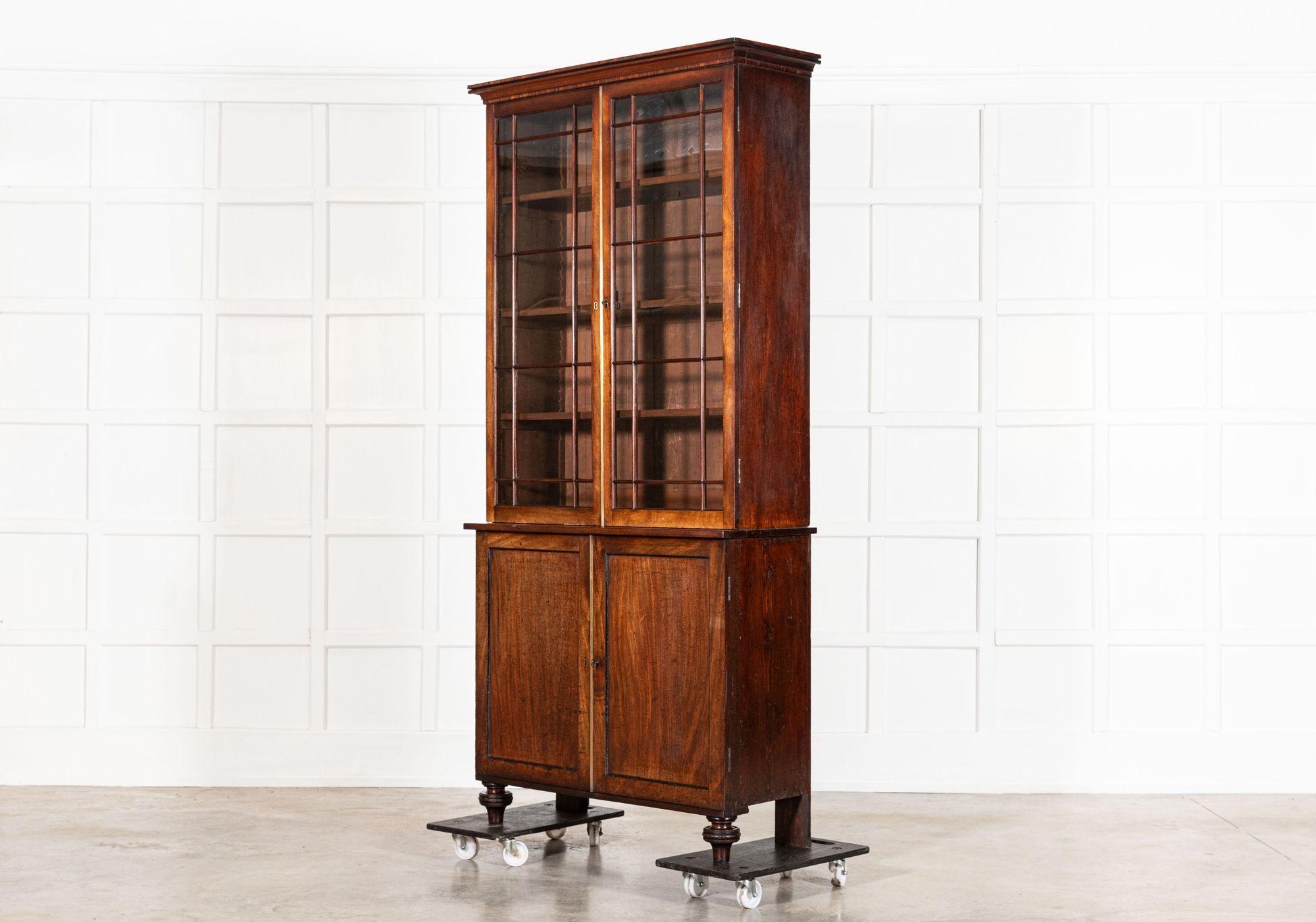 Libreria Vitrine in mogano smaltato inglese del XIX secolo in vendita 1