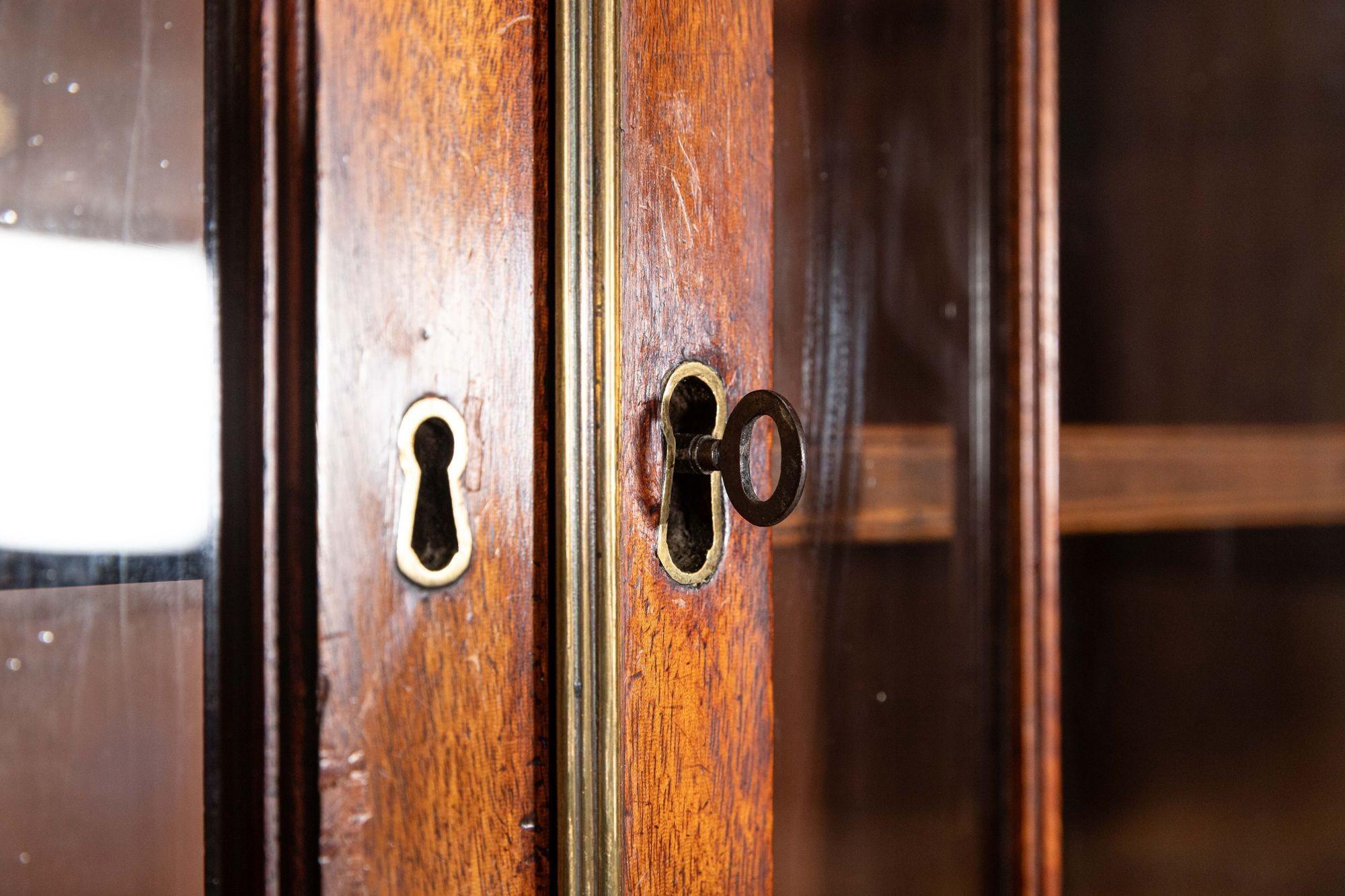 Libreria Vitrine in mogano smaltato inglese del XIX secolo in vendita 3