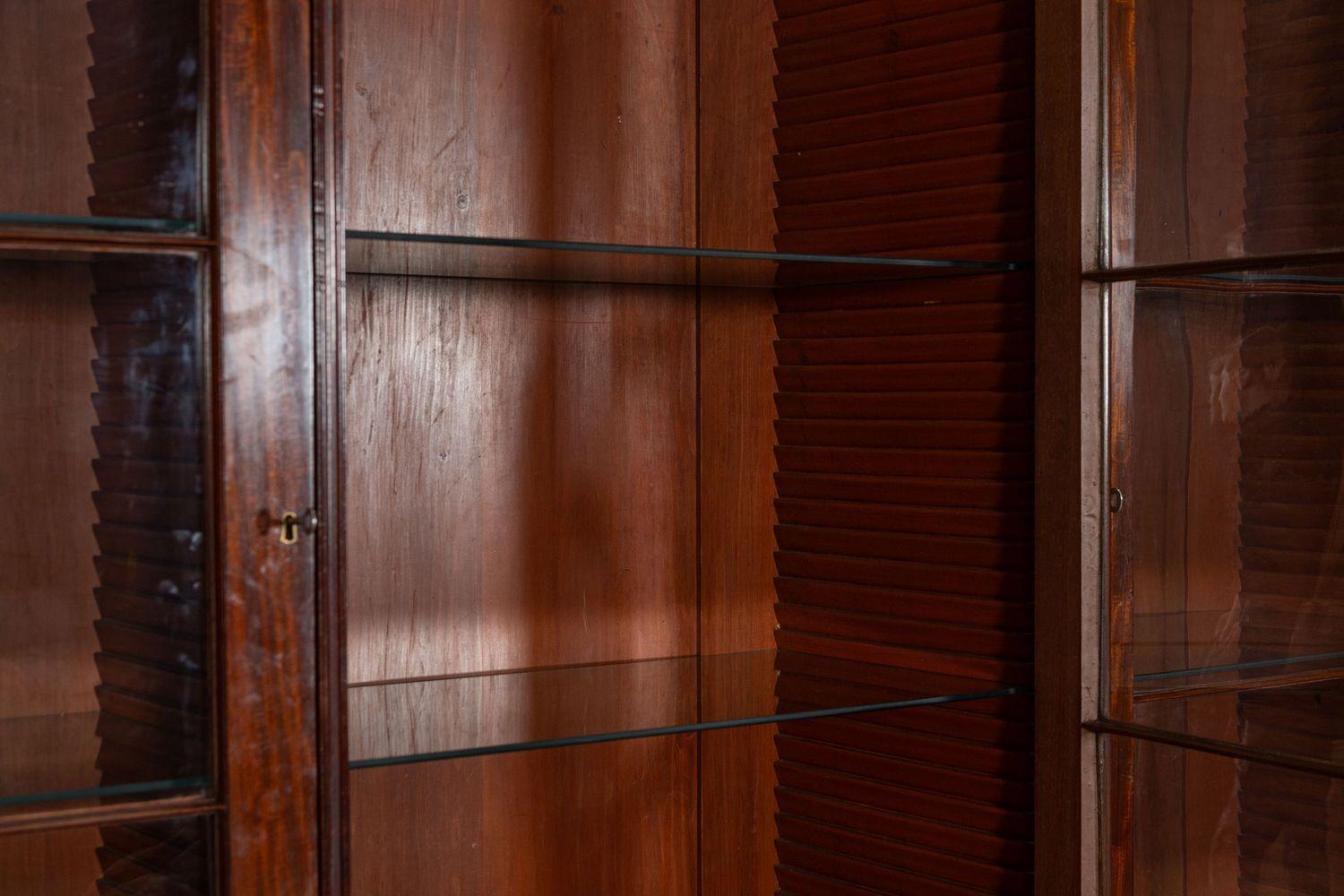 Cabinet Vitrine in mogano smaltato inglese del XIX secolo in vendita 8