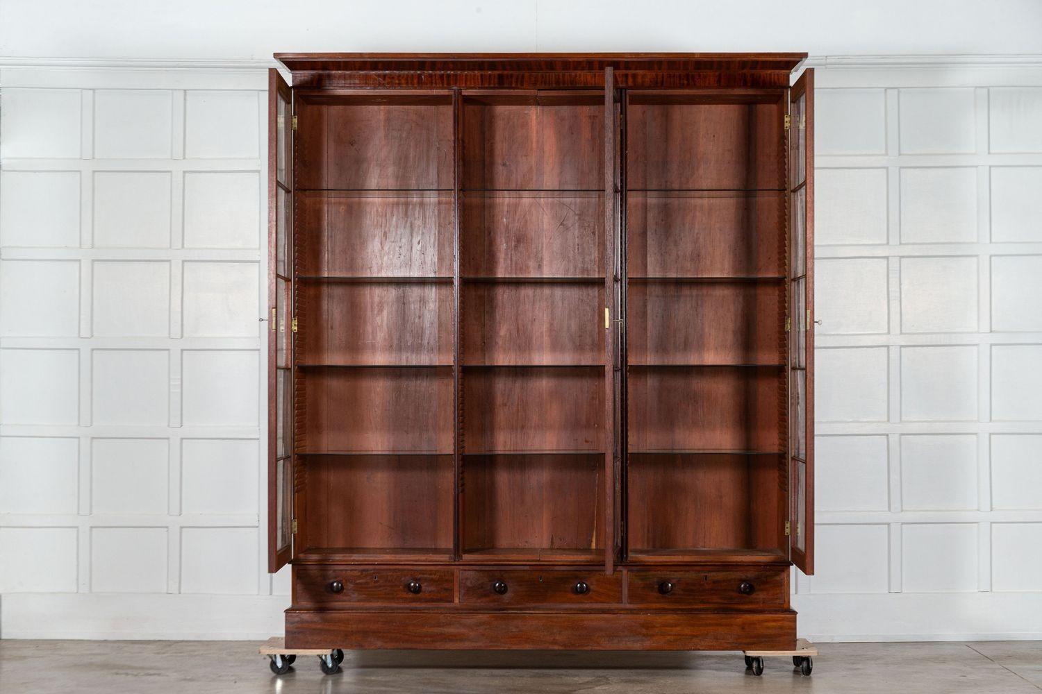 circa 1890
Cabinet Vitrine in mogano smaltato inglese del XIX secolo
sku 1866
W210 x D46 x H237 cm
Profondità interna del ripiano 34 cm
Peso 170 kg