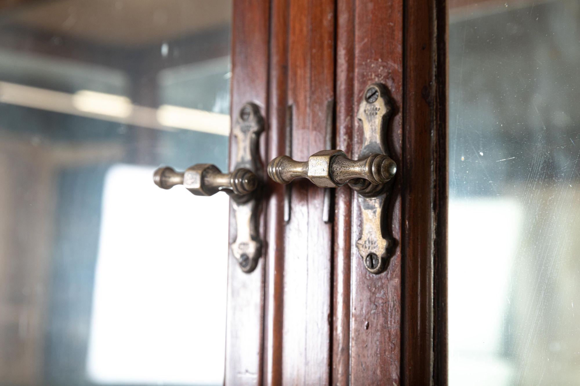 Anglais A.I.C. Glazed Shop Fitters Mahogany Display Cabinet, 19ème siècle. en vente