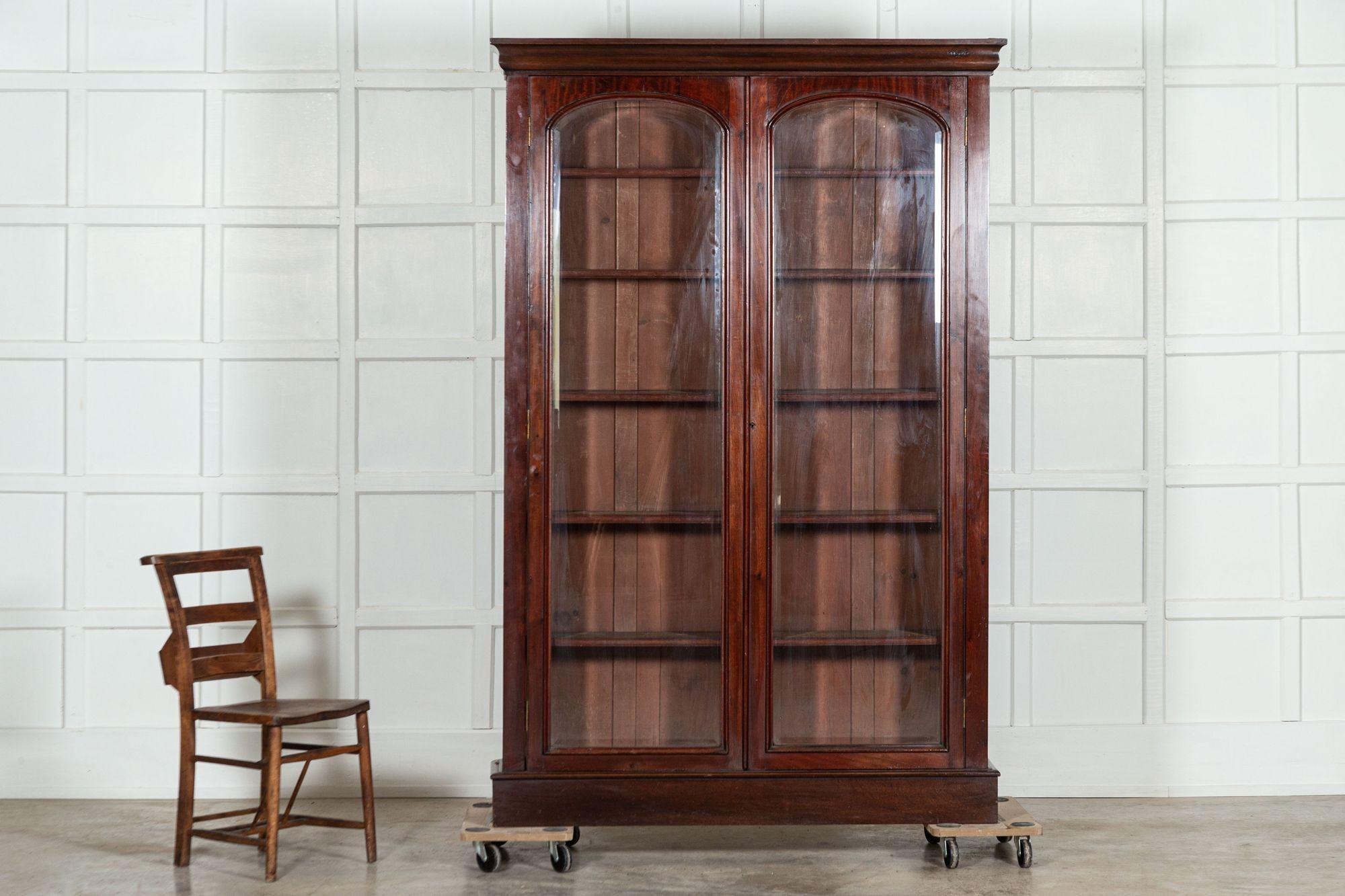 19th Century English Mahogany Arched Glazed Bookcase In Good Condition For Sale In Staffordshire, GB