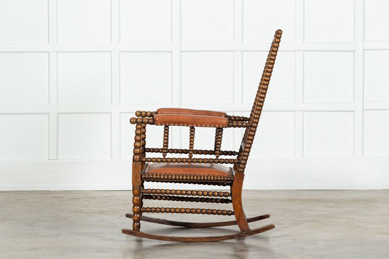 Acajou Fauteuil à bascule en acajou anglais du 19e siècle en vente