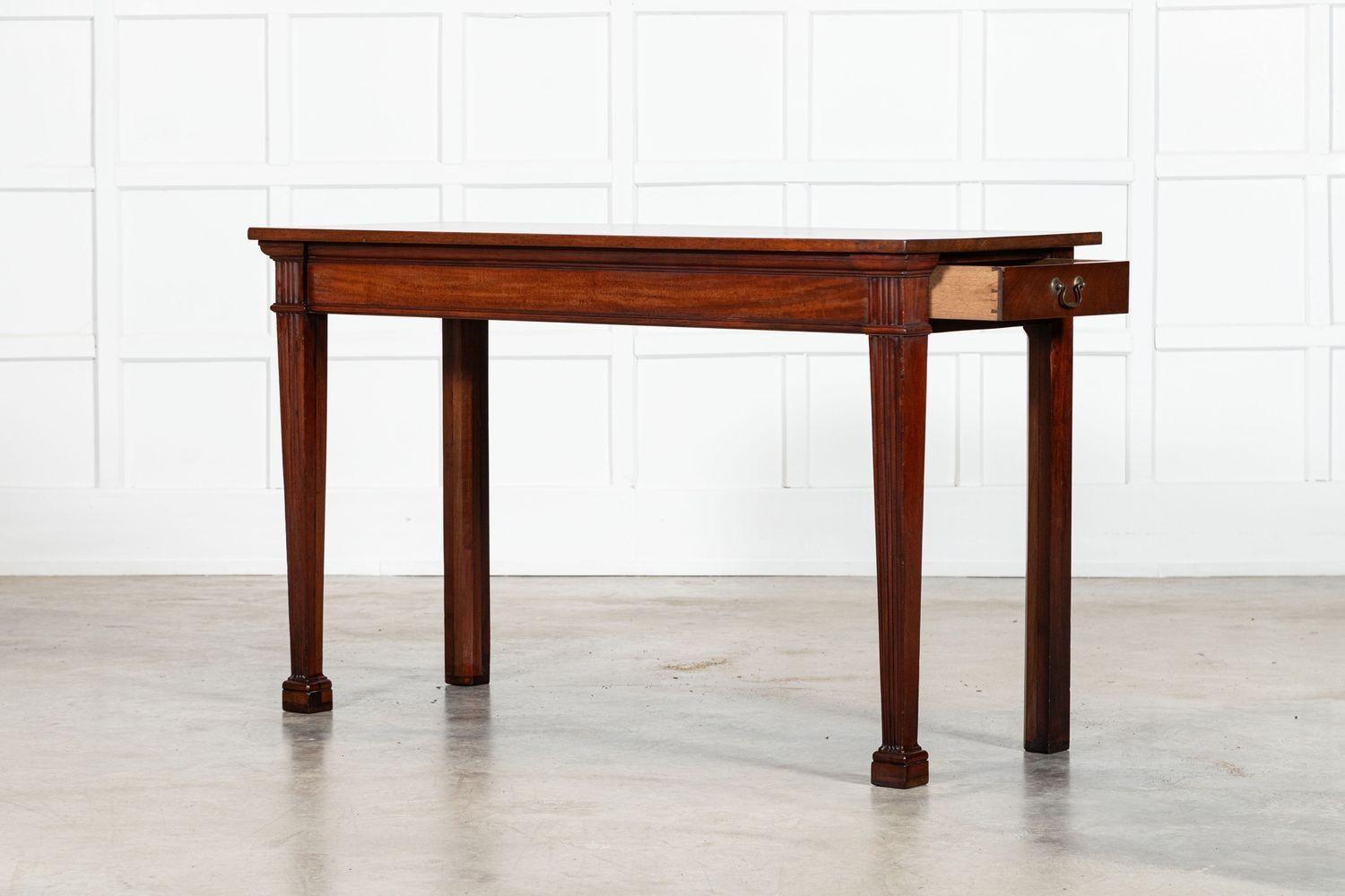 vers 1880
Table console anglaise en acajou du 19ème siècle
sku 2037
L146 x P56.5 x H88 cm
Poids 35Kg