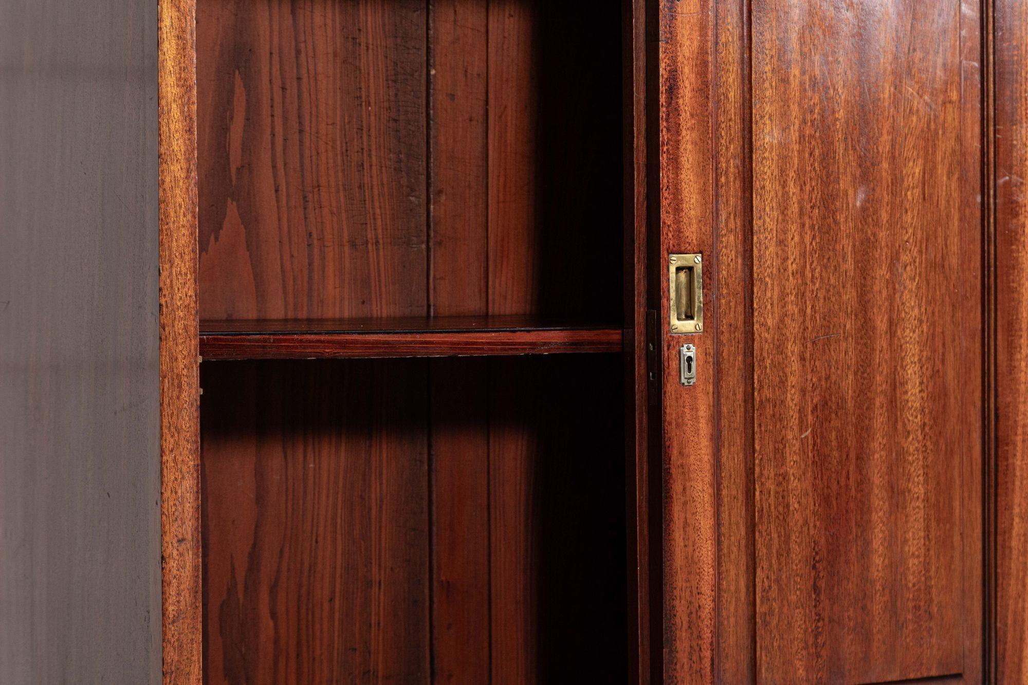 Bibliothèque anglaise en acajou émaillé du 19e siècle en vente 8