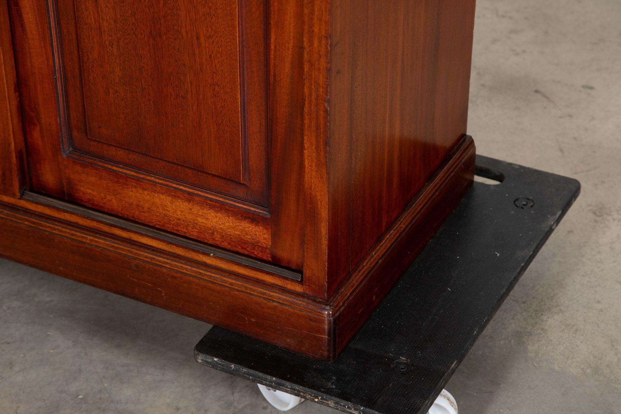 Bibliothèque anglaise en acajou émaillé du 19e siècle en vente 9