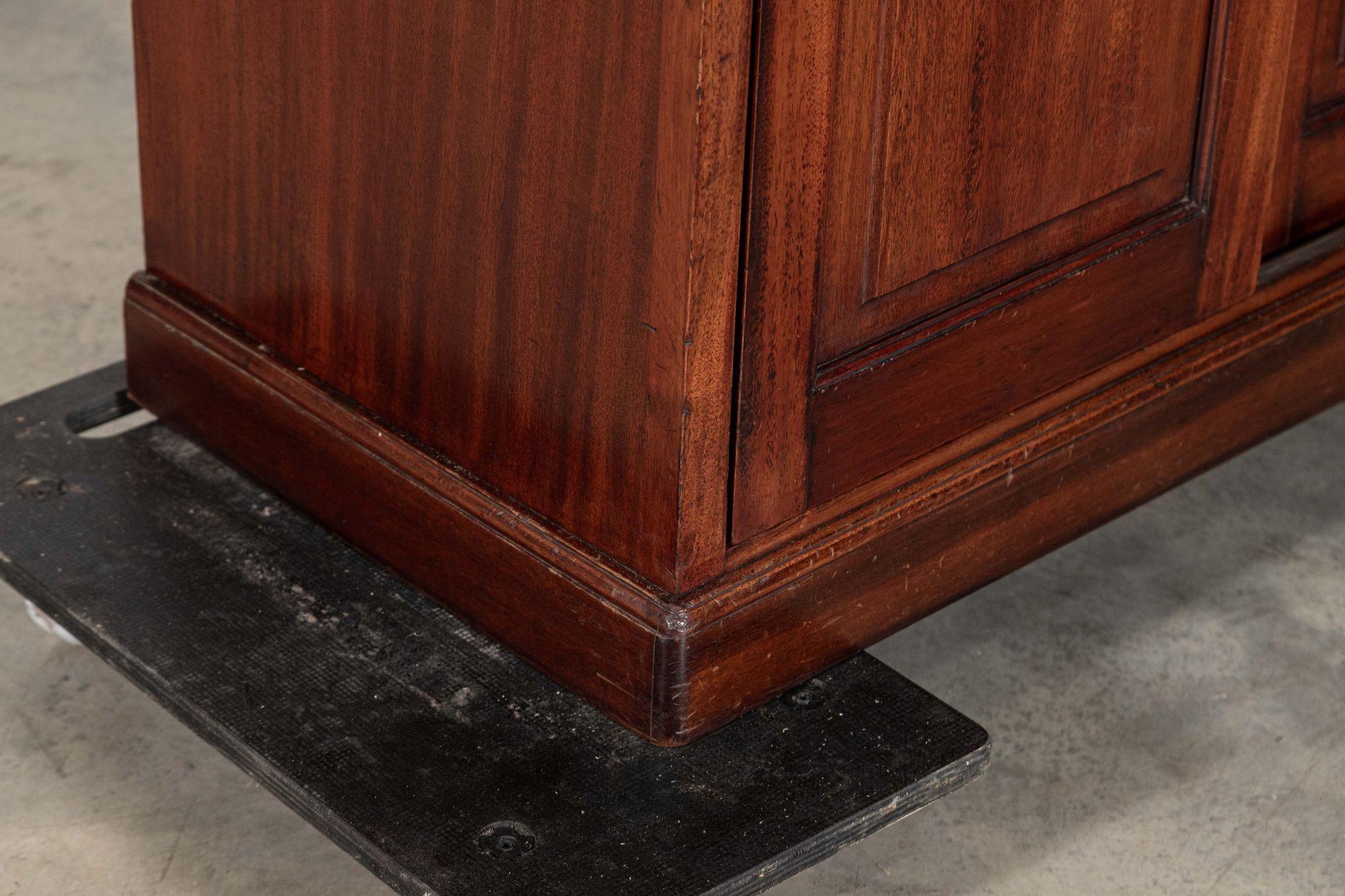 Bibliothèque anglaise en acajou émaillé du 19e siècle en vente 10