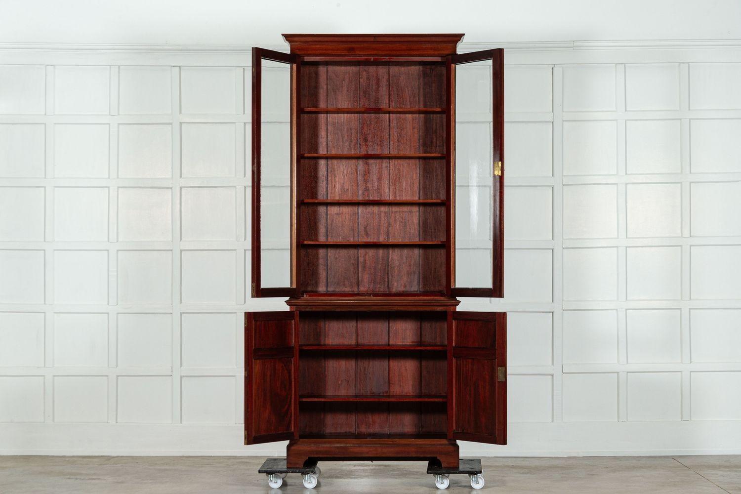 circa 1870
Libreria inglese in mogano smaltato del XIX secolo
sku 1898
Base L96 x P33 x H91 cm
Top L101 x P28 x H145 cm
Insieme L101 x P33 x H206 cm
Fondo Profondità del ripiano interno 25 cm
Profondità del ripiano interno superiore 18 cm
Peso 70 kg