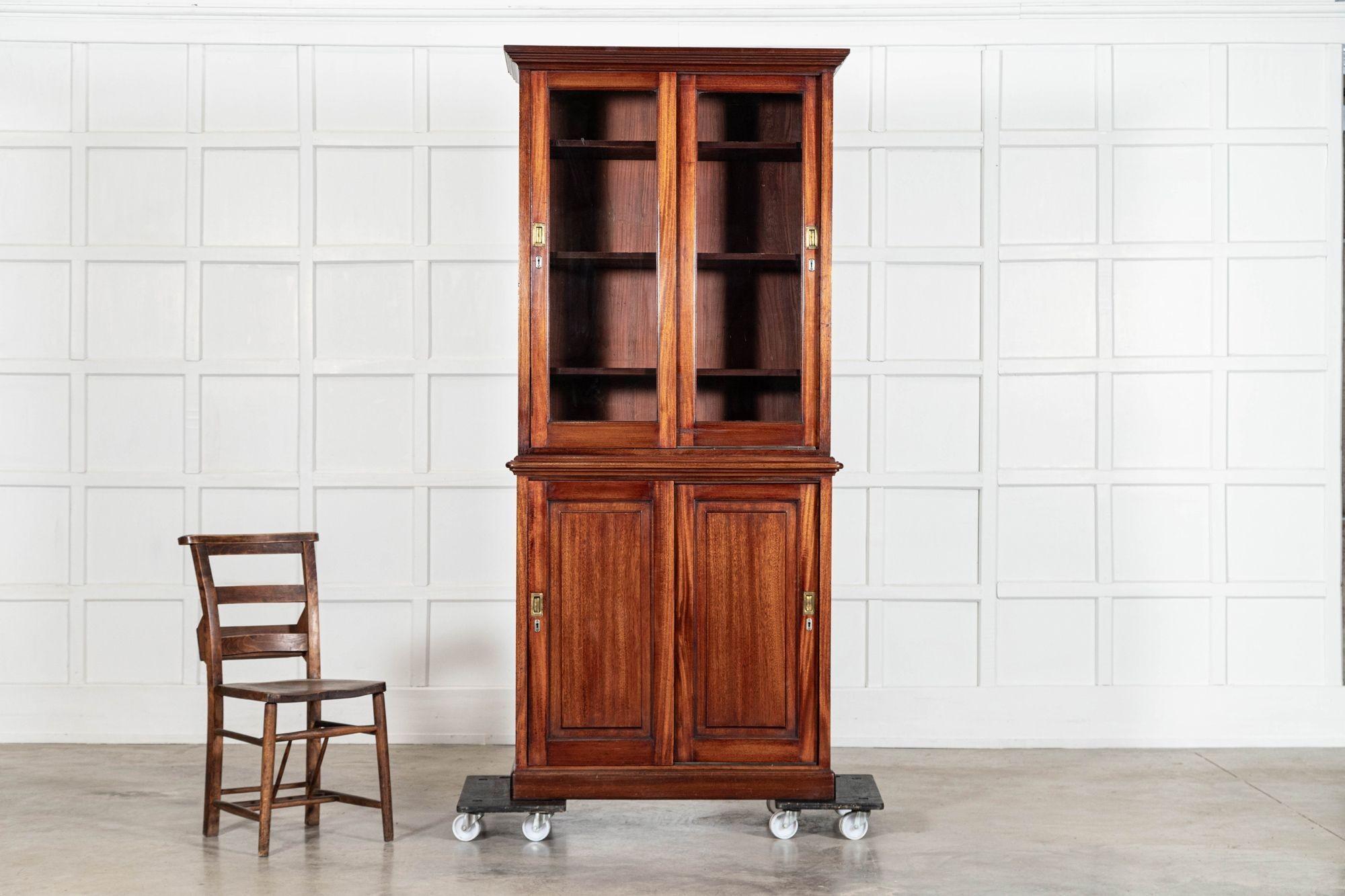 XVIIIe siècle et antérieur Bibliothèque anglaise en acajou émaillé du 19e siècle en vente