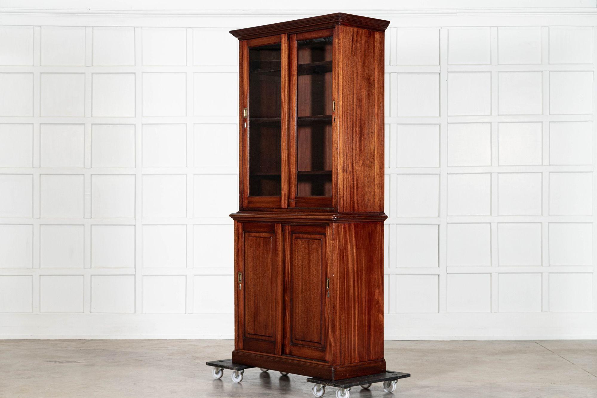 Acajou Bibliothèque anglaise en acajou émaillé du 19e siècle en vente