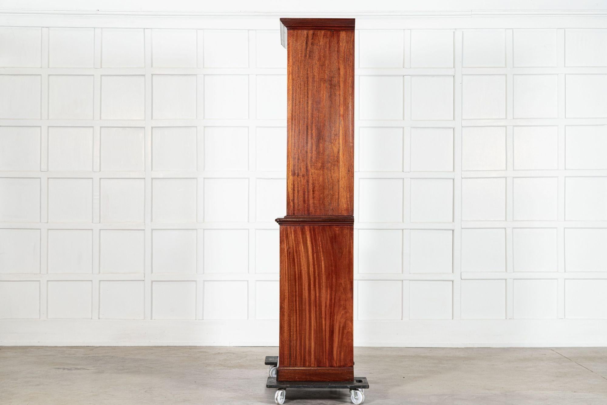 Bibliothèque anglaise en acajou émaillé du 19e siècle en vente 2