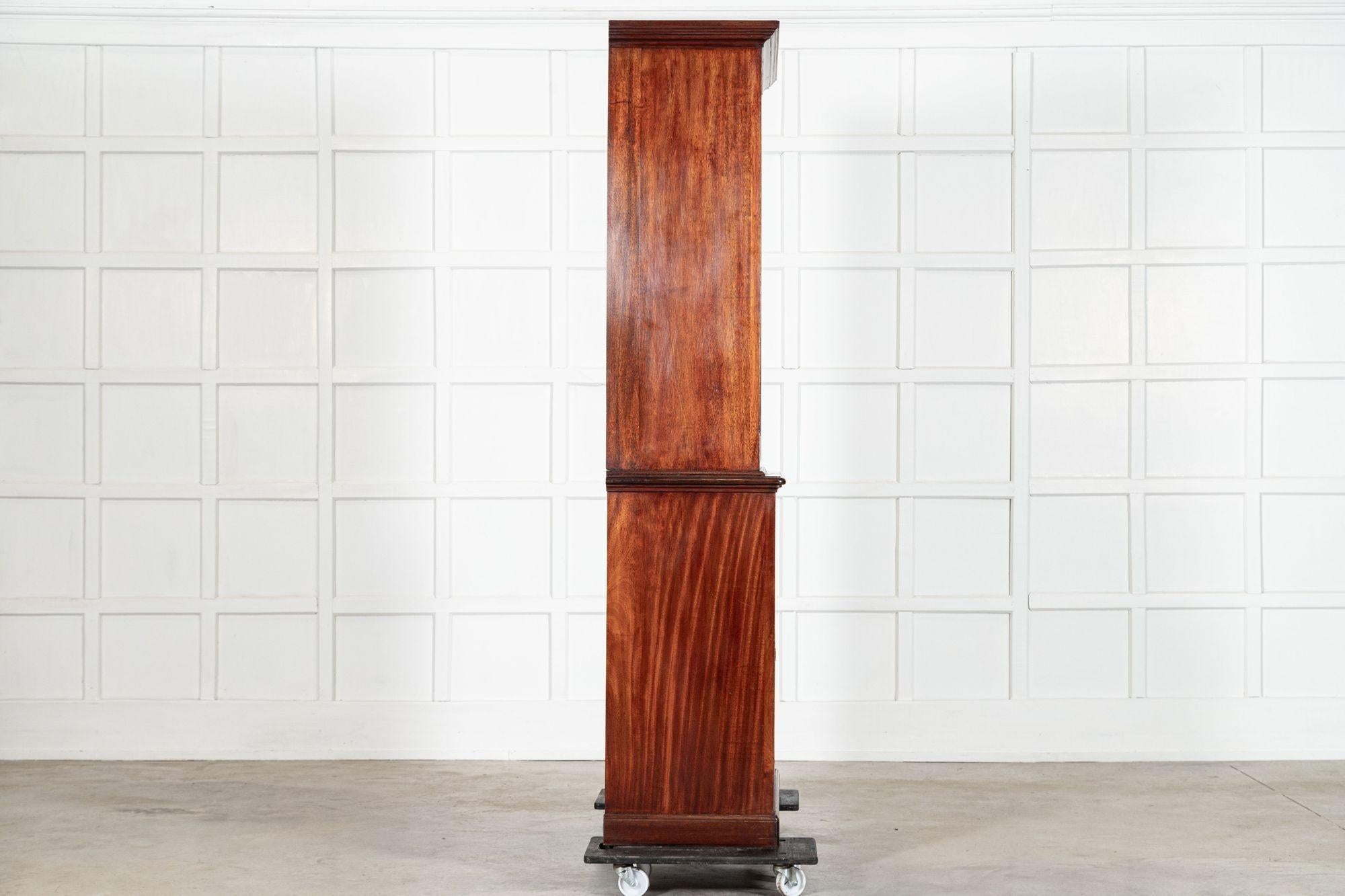 Bibliothèque anglaise en acajou émaillé du 19e siècle en vente 3