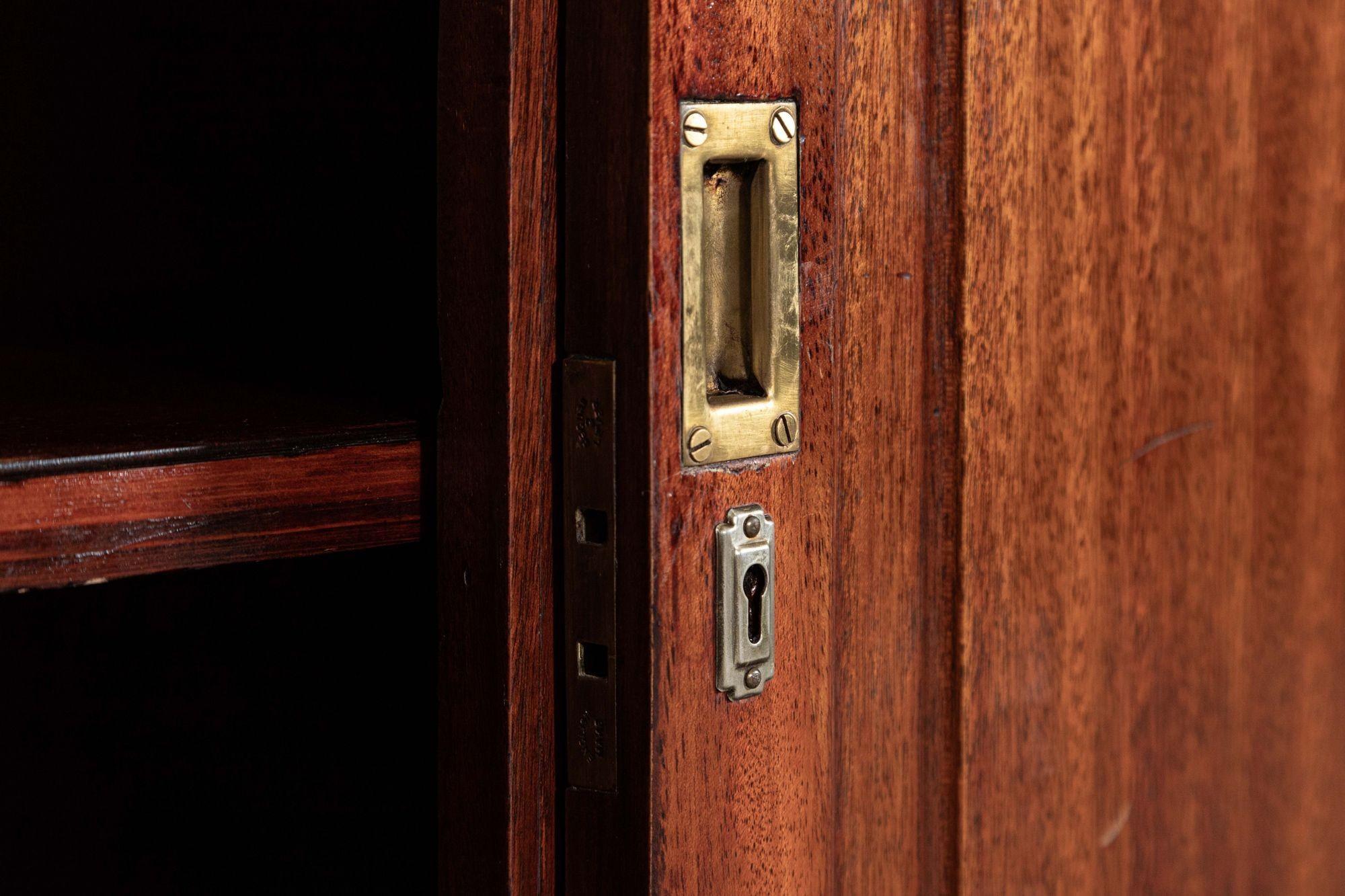 Bibliothèque anglaise en acajou émaillé du 19e siècle en vente 4