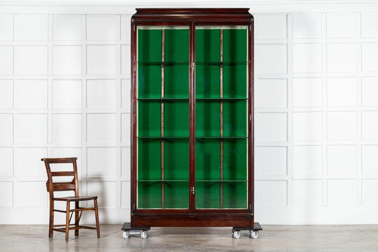 circa 1890
Vetrinetta inglese in mogano smaltato del XIX secolo
sku 1951
W128 x D35 x H228 cm
Profondità interna del ripiano 28 cm
Peso 100 kg