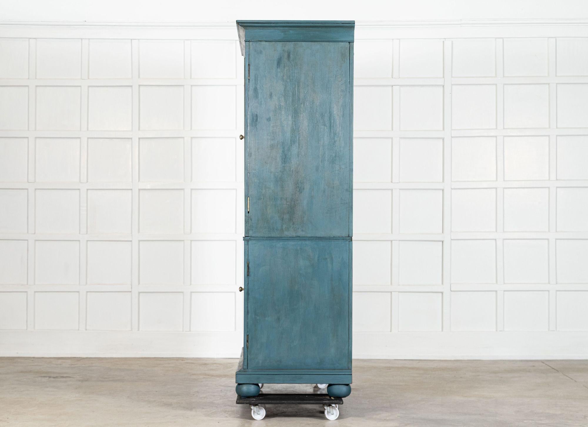 Armadio per biancheria dipinto in mogano inglese del XIX secolo in vendita 6