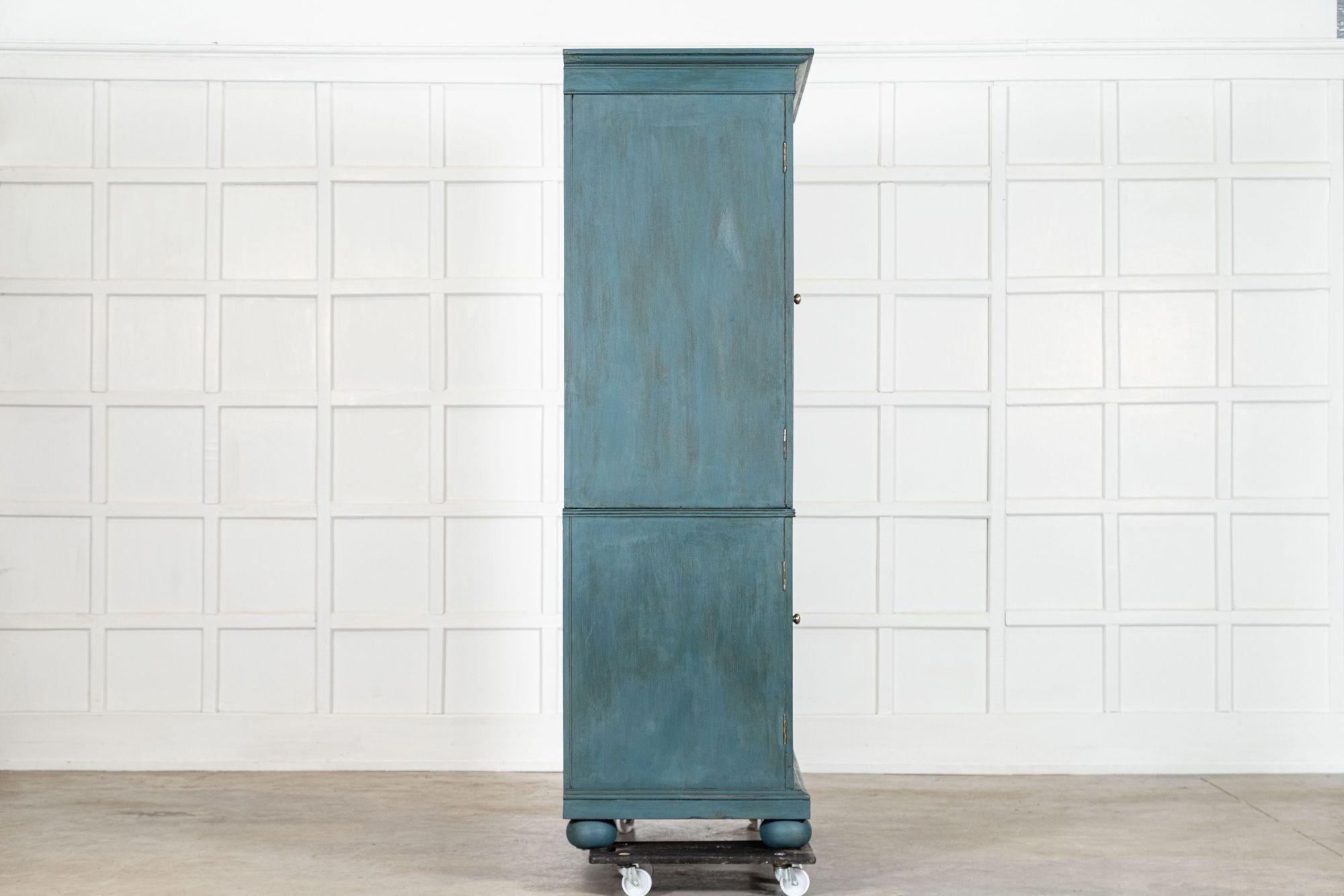 Armadio per biancheria dipinto in mogano inglese del XIX secolo in vendita 7