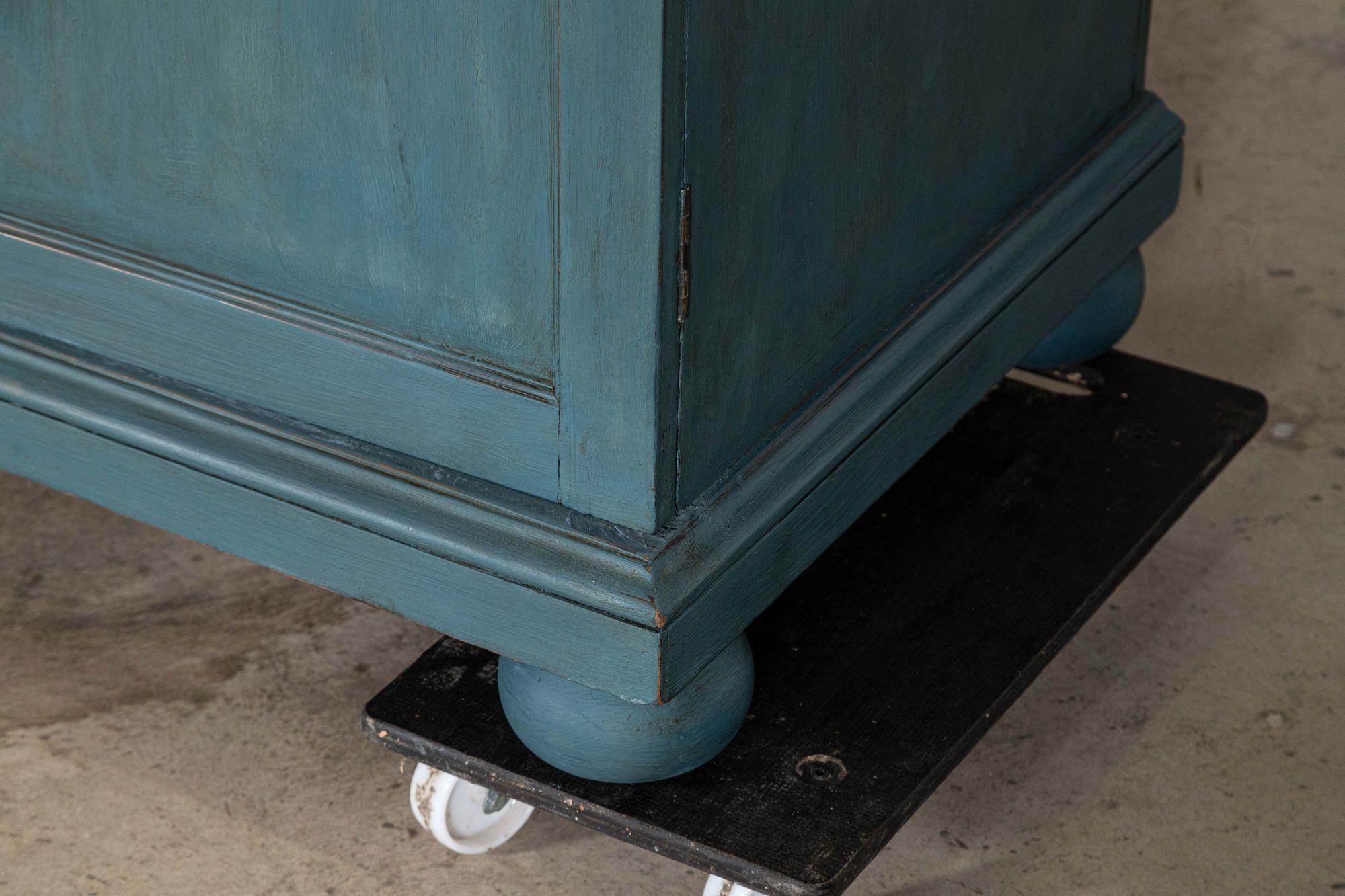 Armadio per biancheria dipinto in mogano inglese del XIX secolo in vendita 8