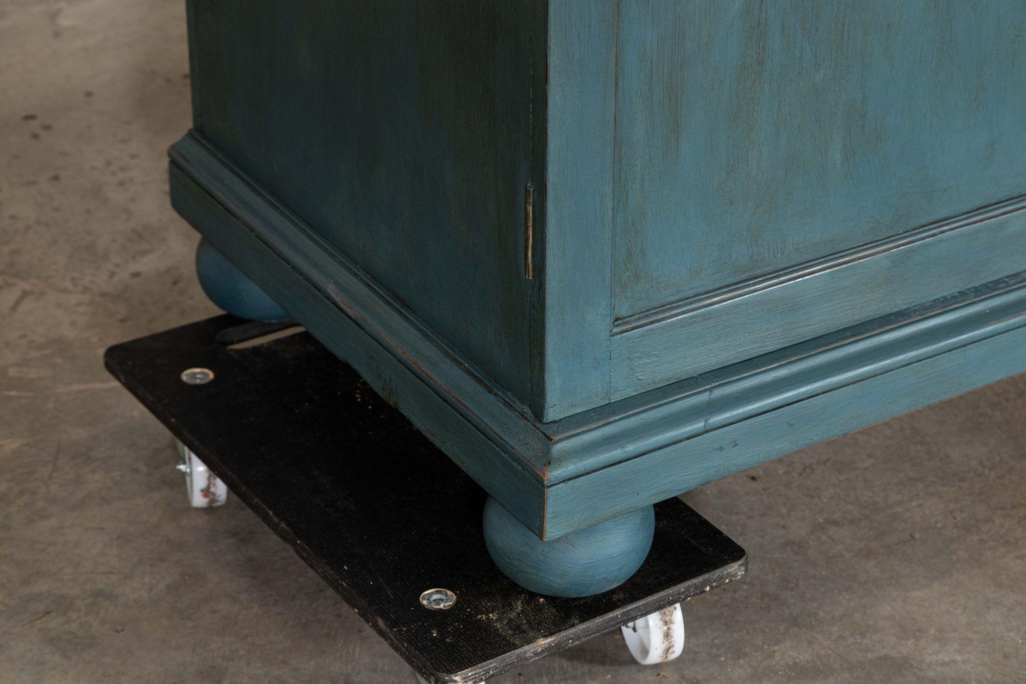 Armadio per biancheria dipinto in mogano inglese del XIX secolo in vendita 9