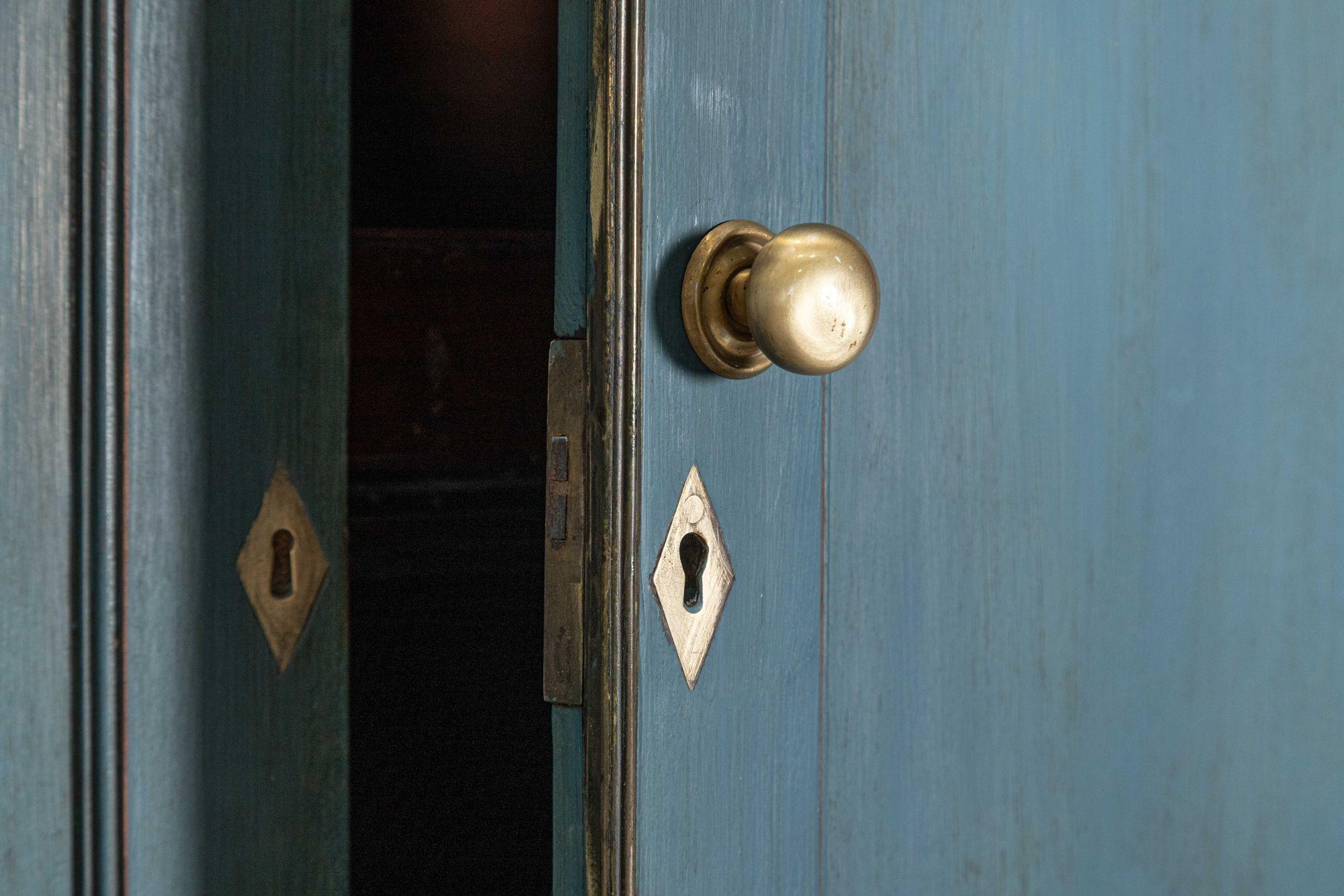 Armadio per biancheria dipinto in mogano inglese del XIX secolo In condizioni buone in vendita a Staffordshire, GB