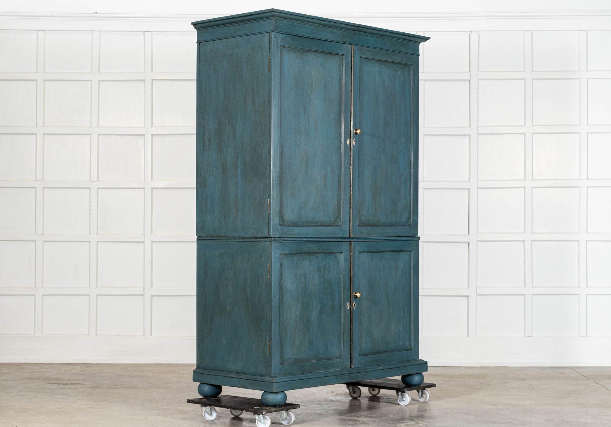 Mogano Armadio per biancheria dipinto in mogano inglese del XIX secolo in vendita