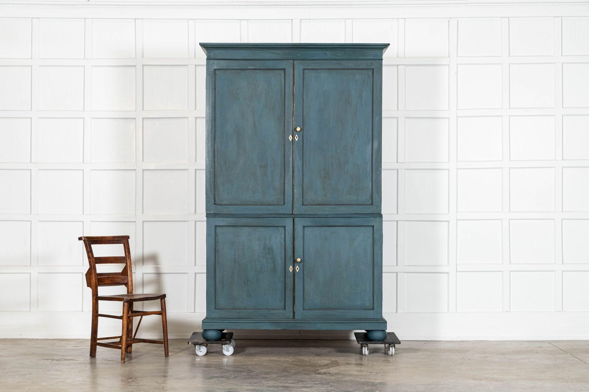 Armadio per biancheria dipinto in mogano inglese del XIX secolo in vendita 1