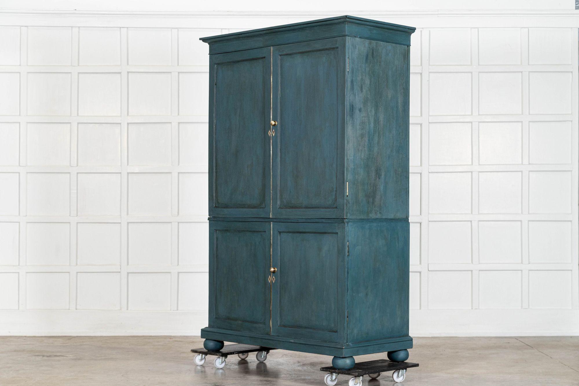 Armadio per biancheria dipinto in mogano inglese del XIX secolo in vendita 2