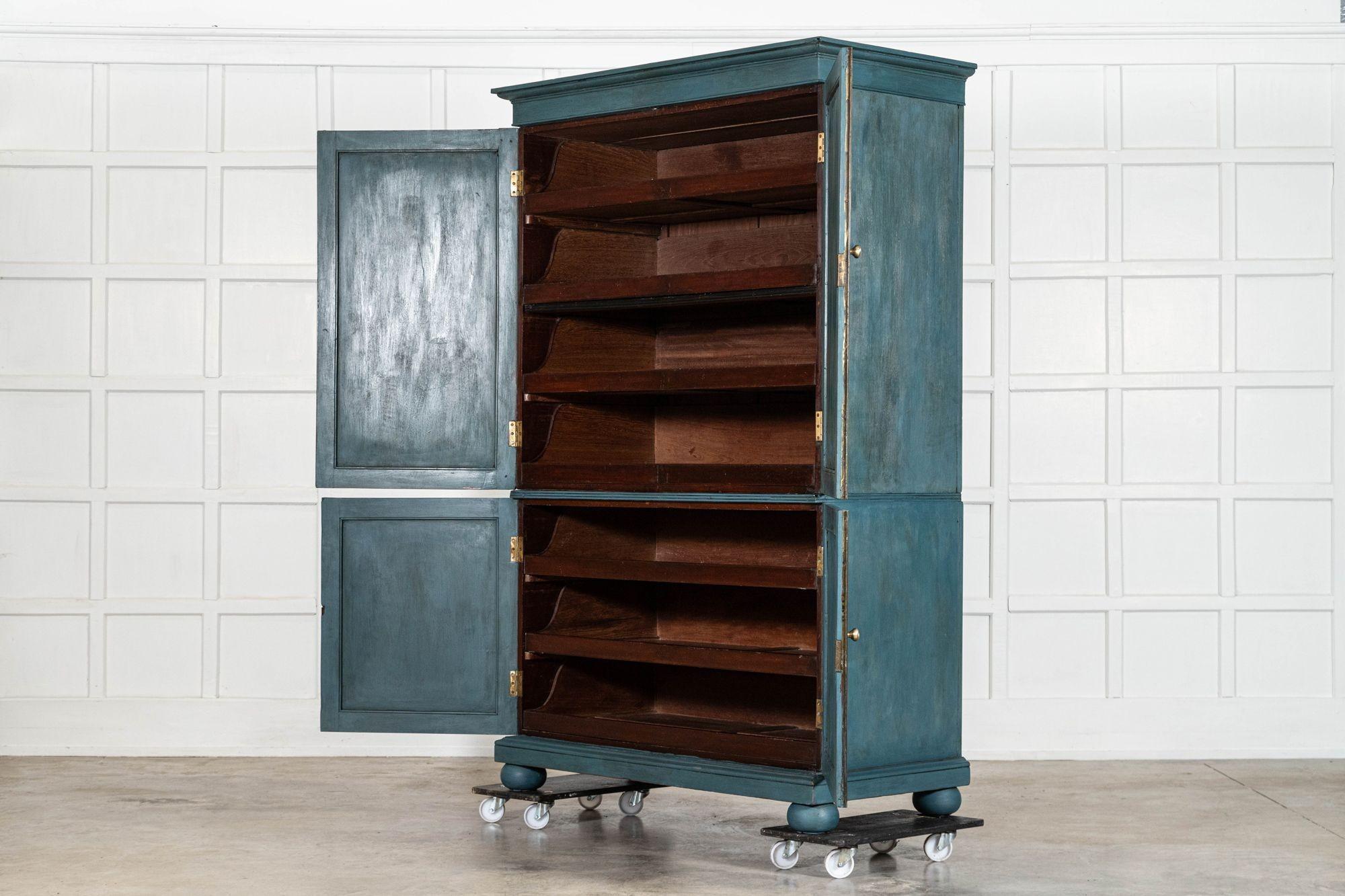 Armadio per biancheria dipinto in mogano inglese del XIX secolo in vendita 3