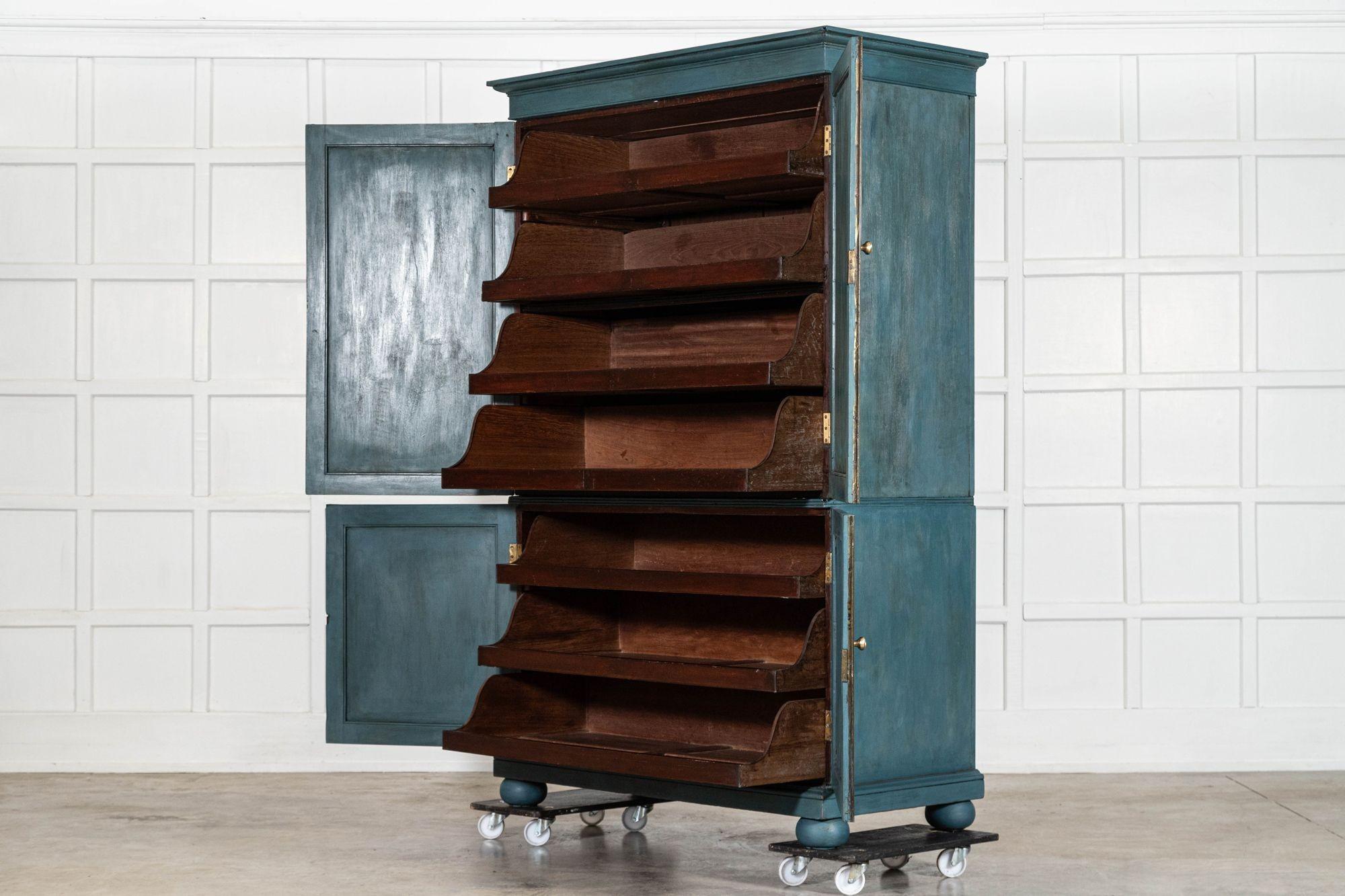 Armadio per biancheria dipinto in mogano inglese del XIX secolo in vendita 4