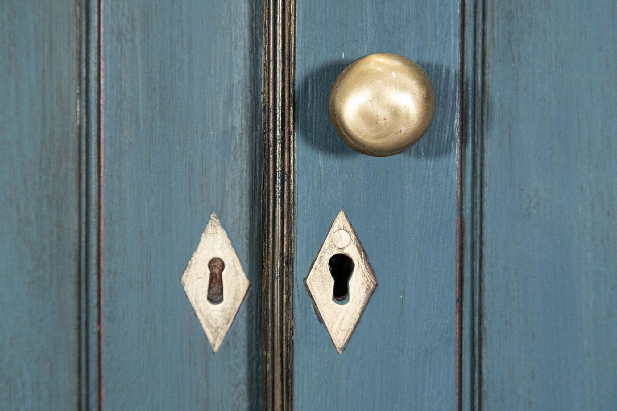 Armadio per biancheria dipinto in mogano inglese del XIX secolo in vendita 5