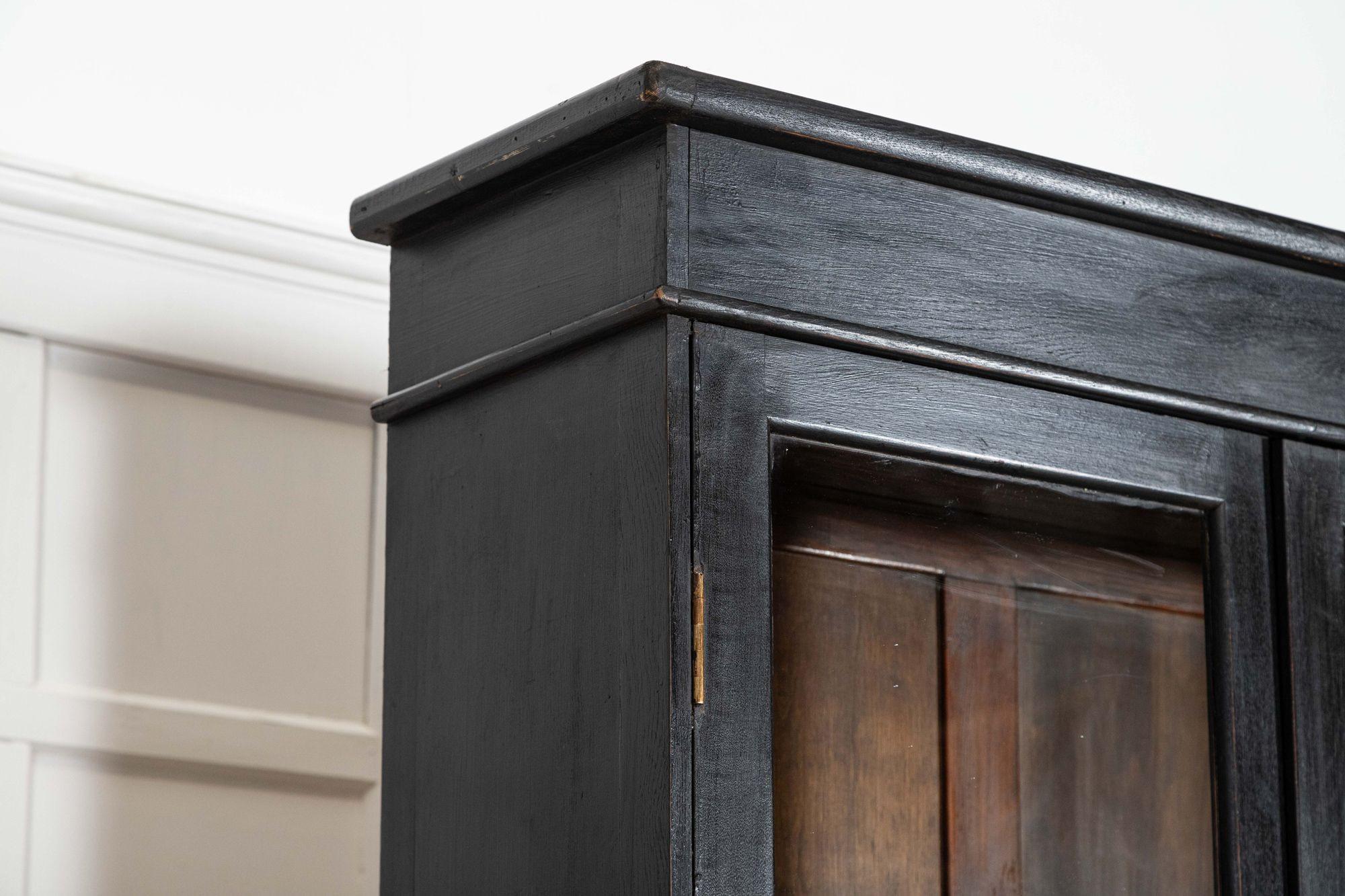Armoire bibliothèque en chêne anglais vitrifié du 19ème siècle en vente 5