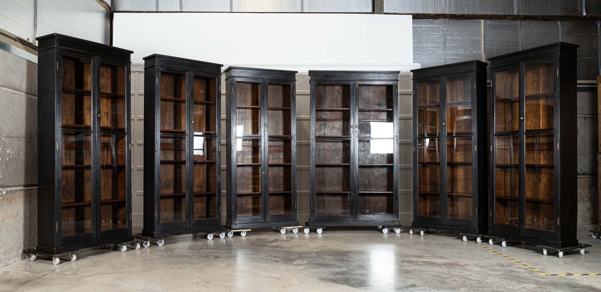 vers 1890
Armoire bibliothèque en chêne anglais vitrifié du 19ème siècle

Prix à l'unité
sku 2051C
L104 x P34.5 x H229
Profondeur interne de l'étagère 27,5 cm
Poids 73kg